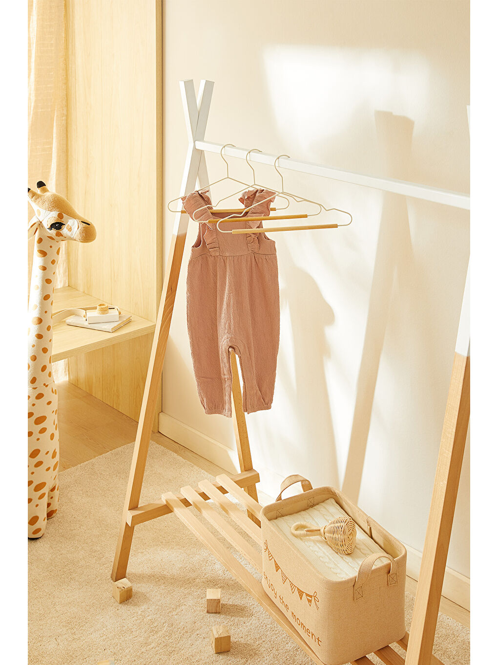 3'lü Ahşap Destekli Mat Beyaz Renk Kauçuk Kaplamalı Metal Çocuk Giysi Askısı 18 x 32 x 0.3 cm-1