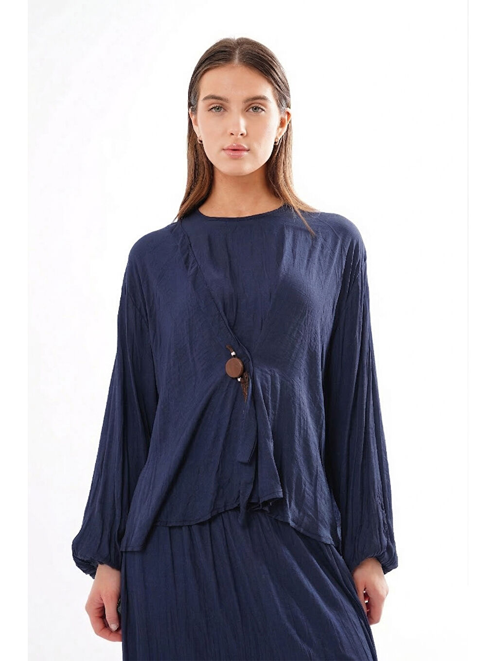 Tuniğin Önü Tahta Aksesuar ve Pile Detaylı Cupra Etekli Takım 929 Lacivert-1