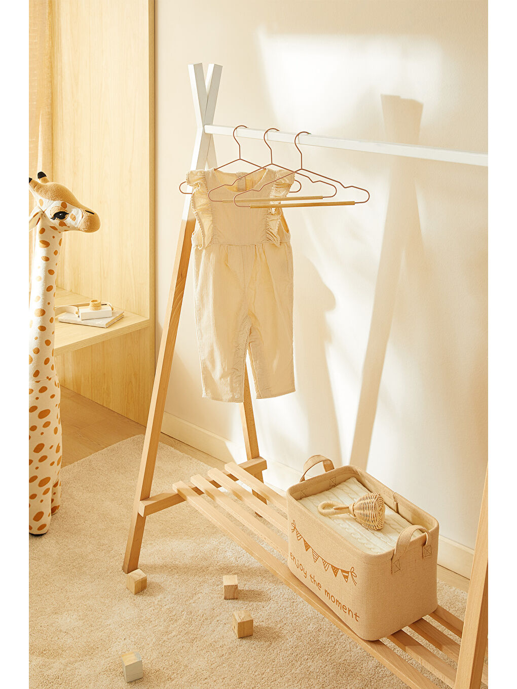 3'lü Ahşap Destekli Mat Pudra Pembe Renk Kauçuk Kaplamalı Metal Çocuk Giysi Askısı 18 x 32 x 0.3 cm-1