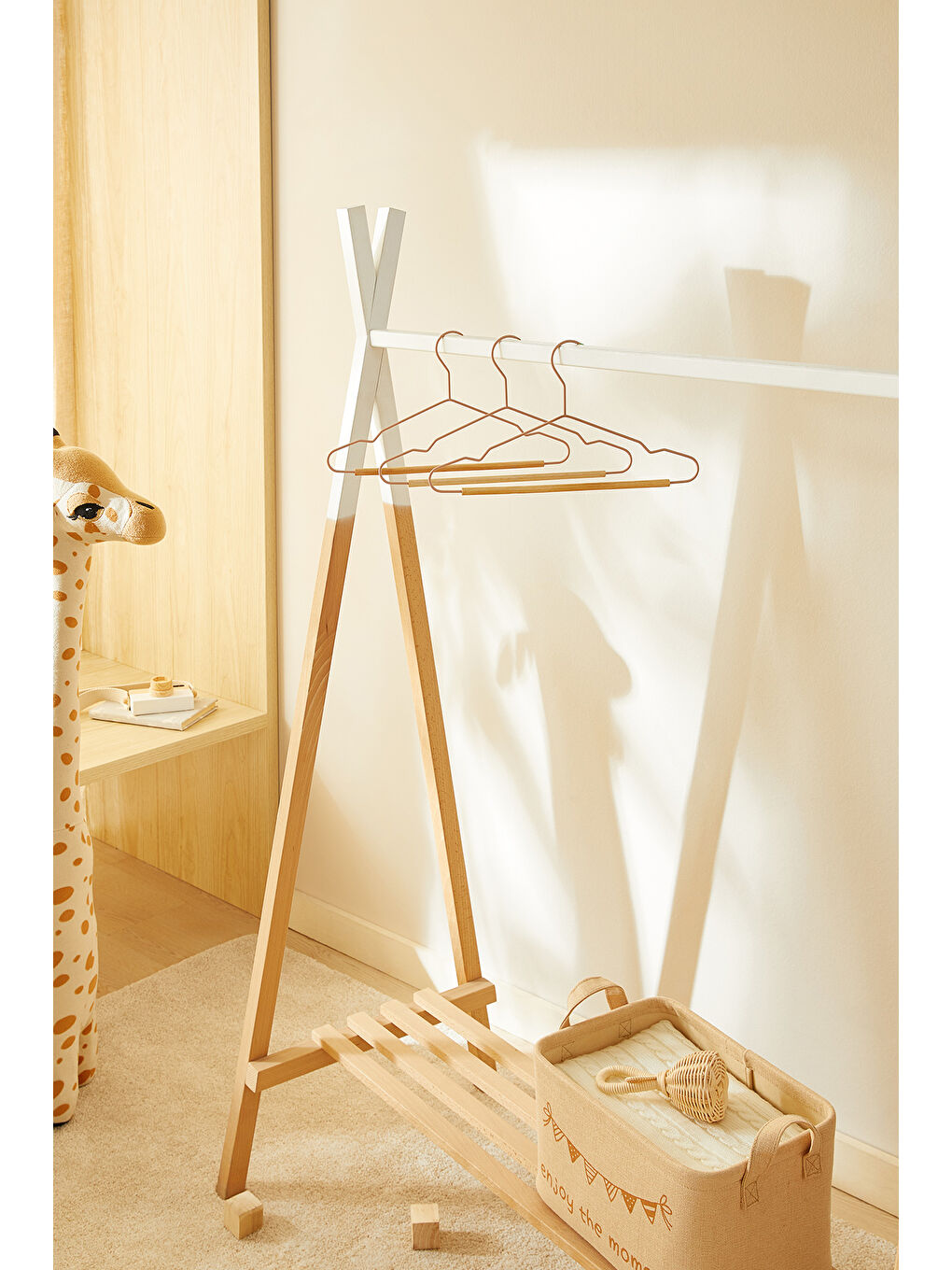 3'lü Ahşap Destekli Mat Pudra Pembe Renk Kauçuk Kaplamalı Metal Çocuk Giysi Askısı 18 x 32 x 0.3 cm-2