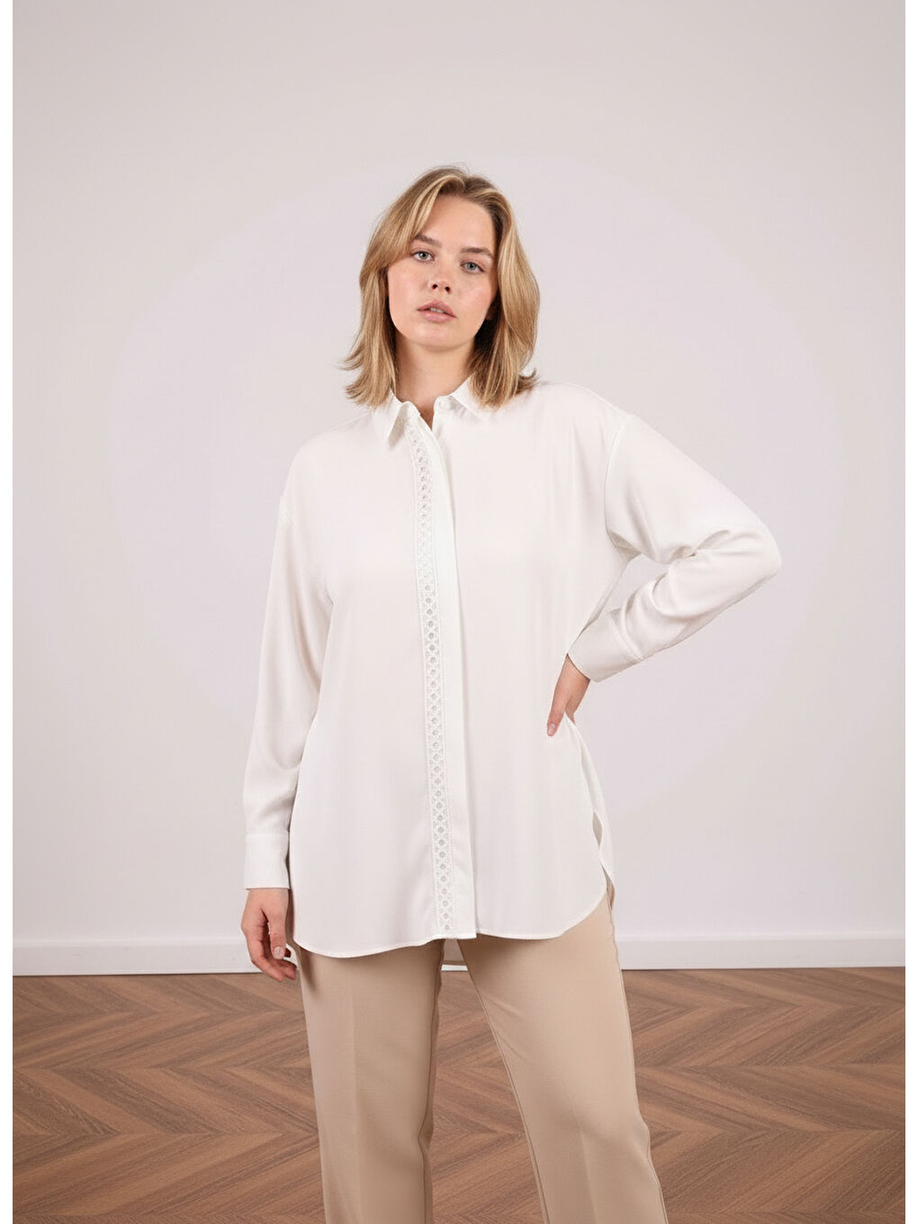 Beyaz Büyük Beden İç Göstermeyen Uzun Oversize Önü Nakışlı Gömlek