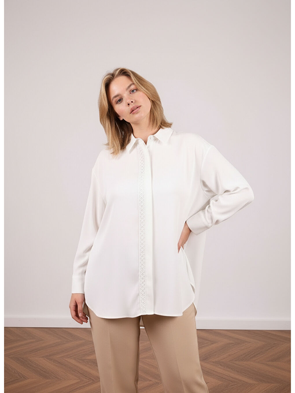 Beyaz Büyük Beden İç Göstermeyen Uzun Oversize Önü Nakışlı Gömlek-1