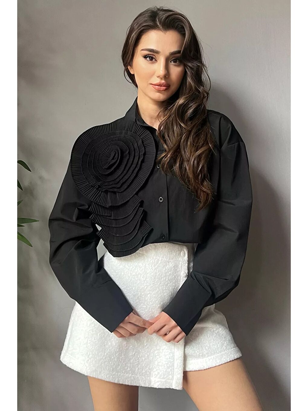 Siyah Gül Detaylı Tarz Kadın Gömlek-1