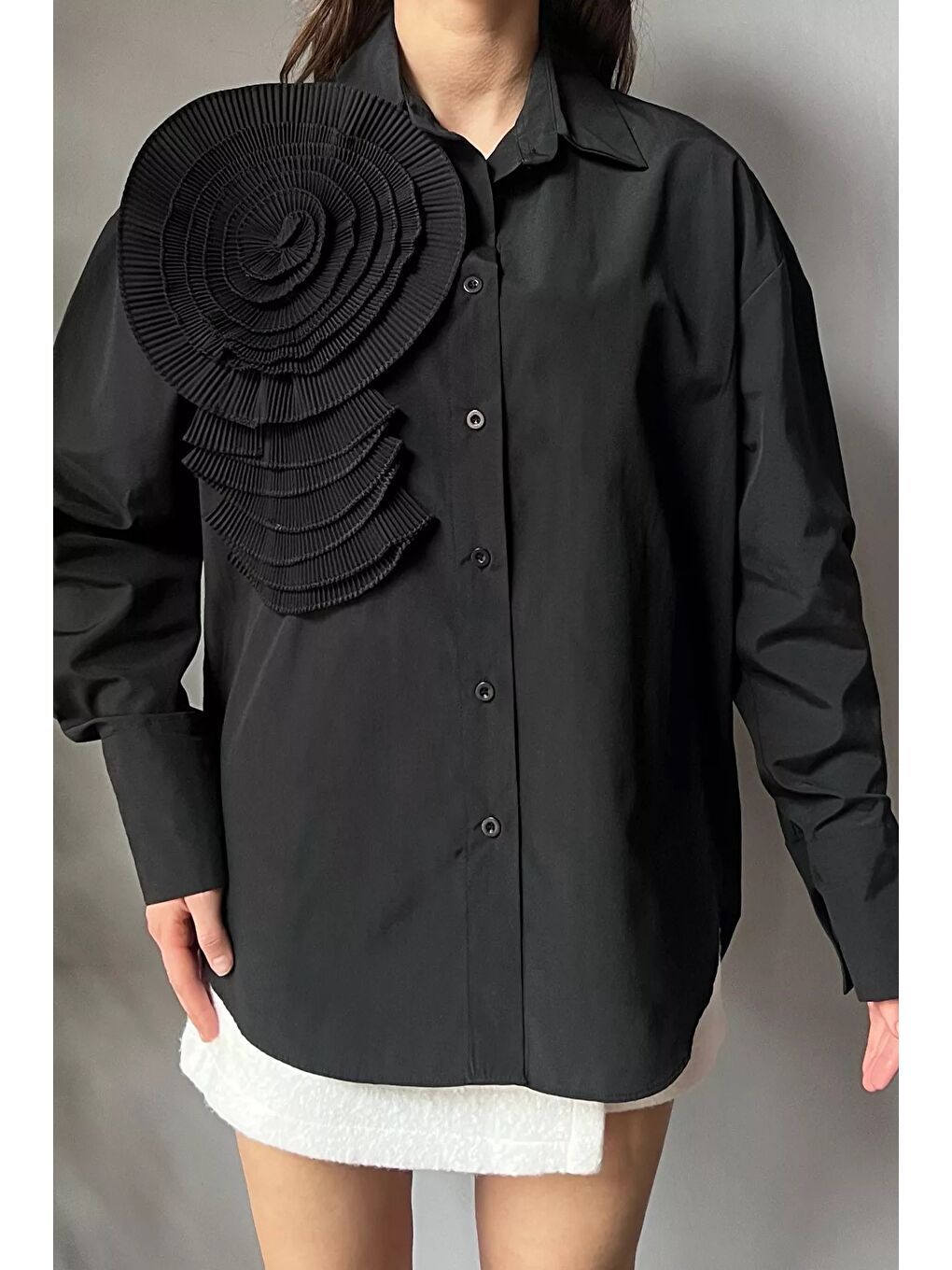 Siyah Gül Detaylı Tarz Kadın Gömlek-2