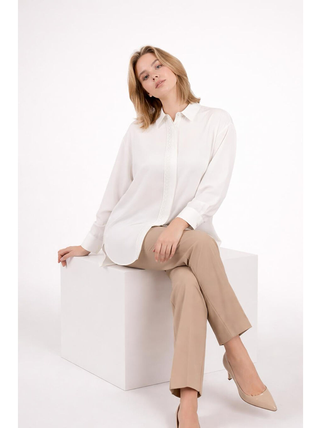 Beyaz Büyük Beden İç Göstermeyen Uzun Oversize Önü Nakışlı Gömlek-2