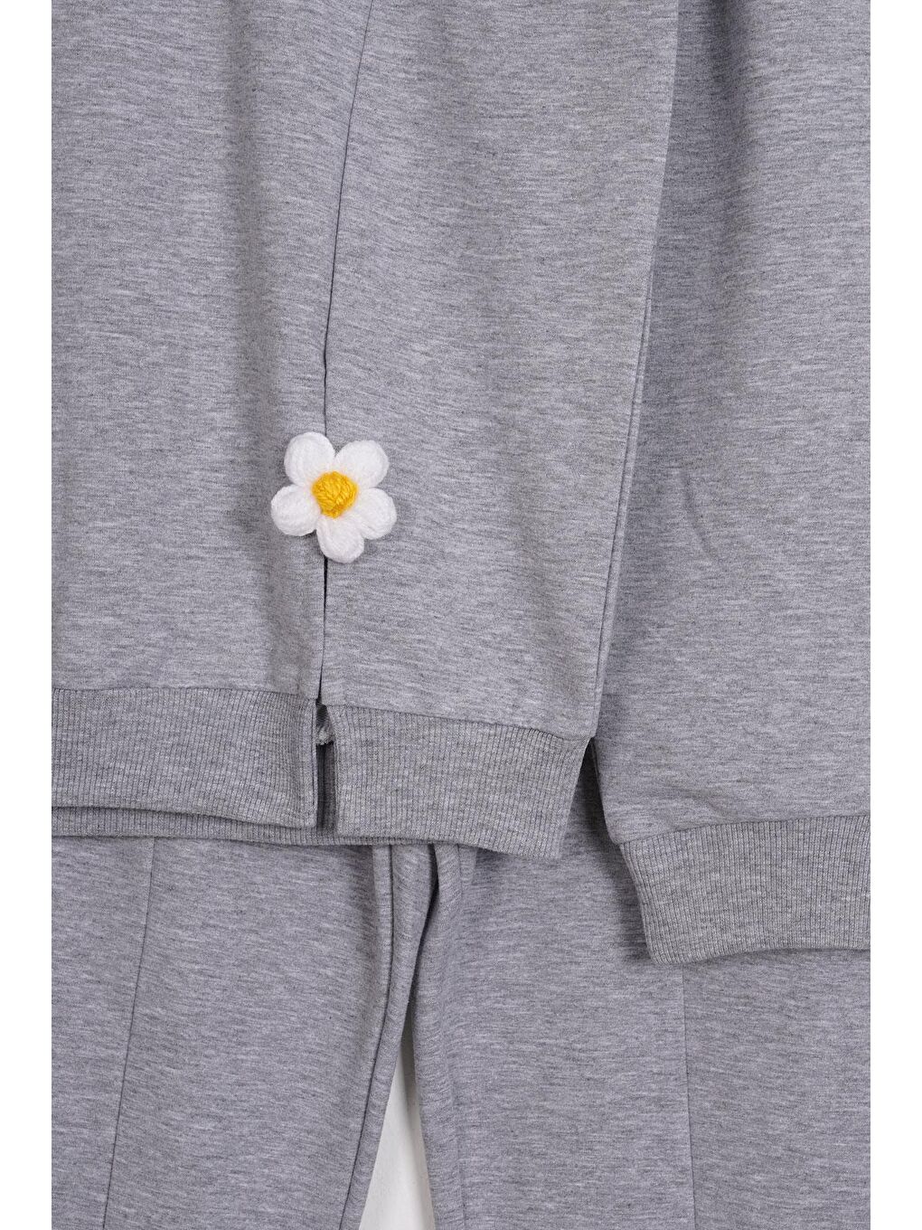 Gri Bisiklet Yaka Yırtmaçta Papatya Detaylı Kız Çocuk Eşofman Takım-1