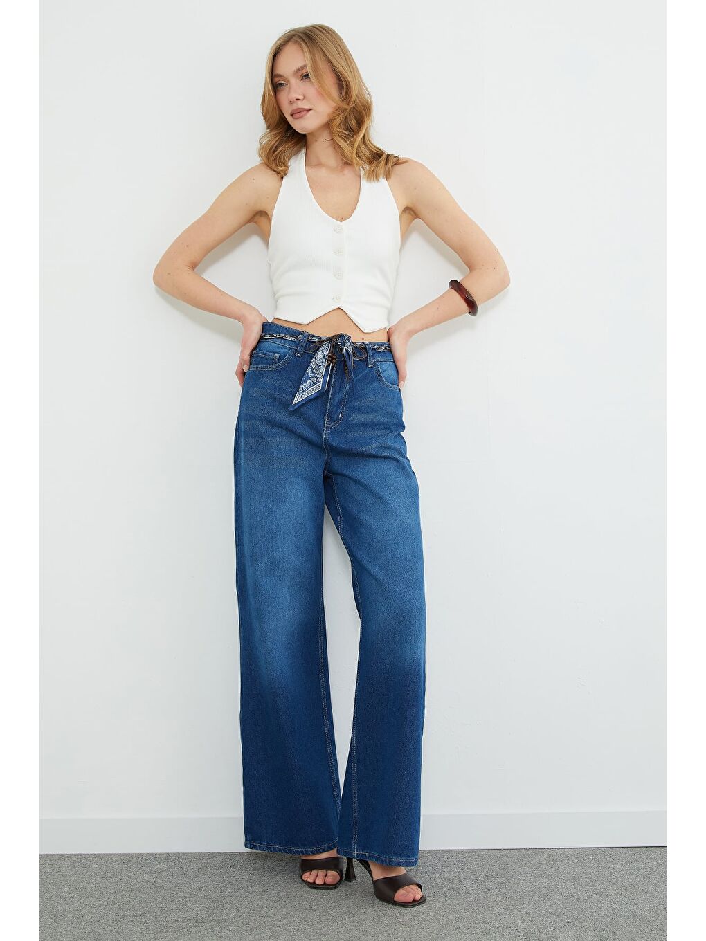 Mavi Kemer Detaylı Yüksek Bel Jean