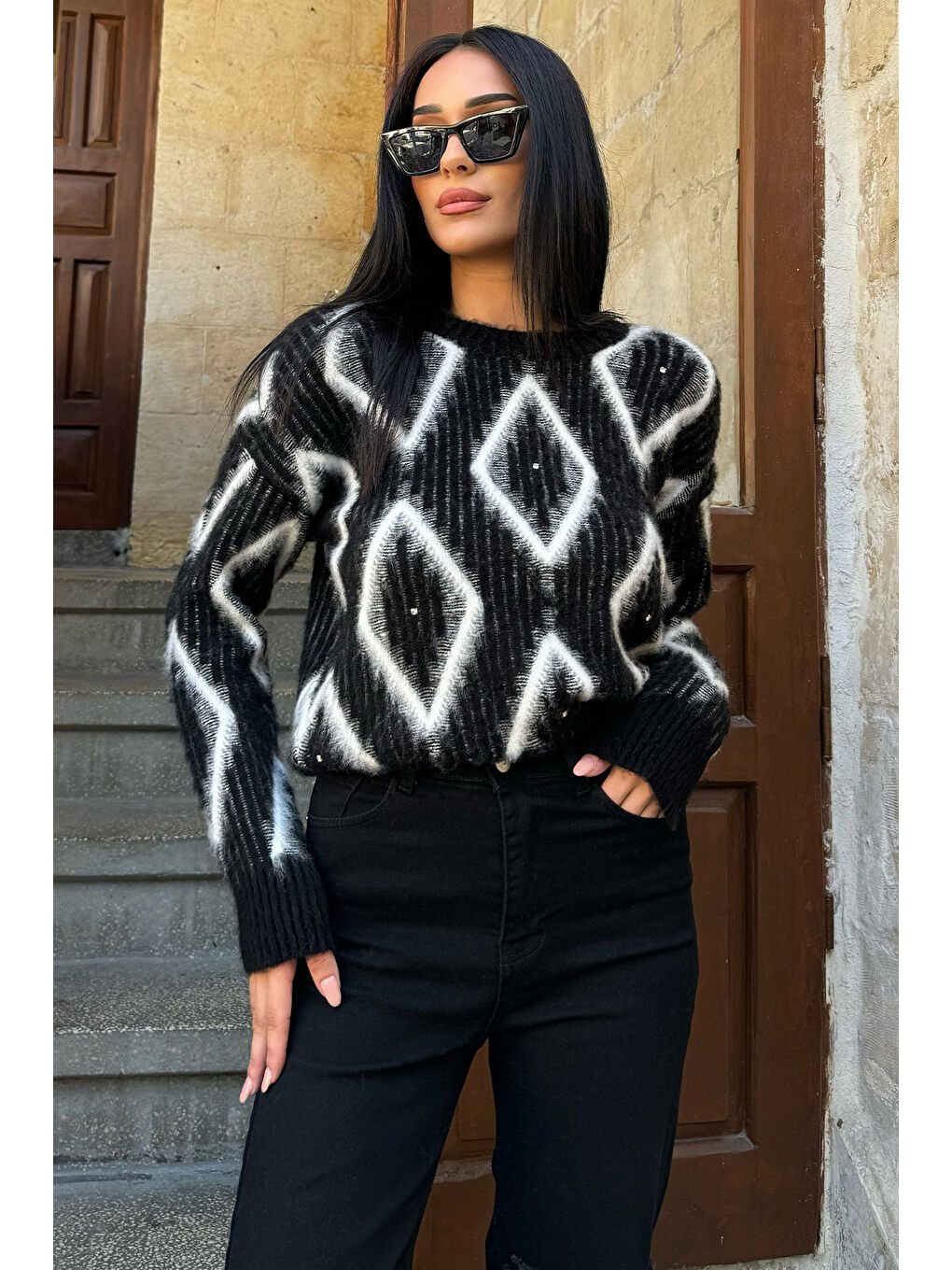 Siyah Kadın Desenli Taş İşlemeli Triko Kazak