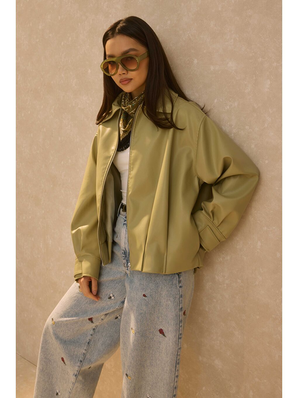 Yeşil Pile Detaylı Deri Ceket Adaçayı