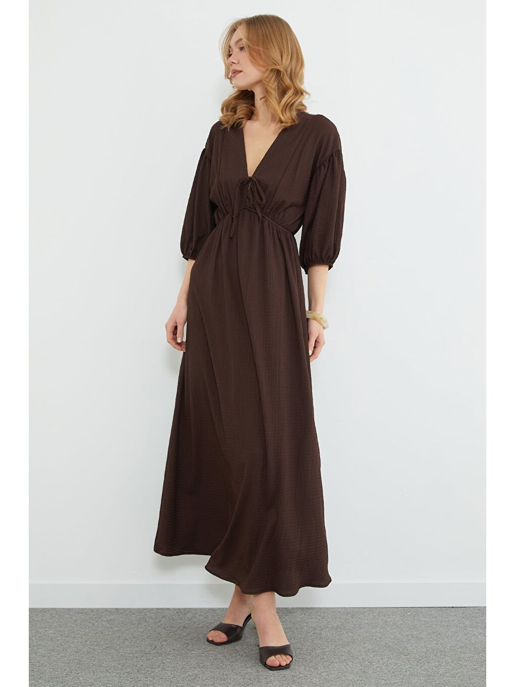 Kahverengi Önü Bağlamalı Beli Lastikli Maxi Boy Elbise-1