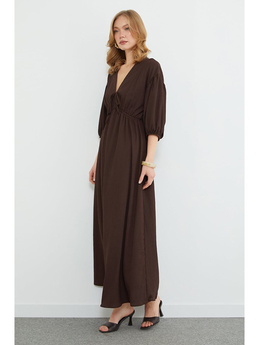 Kahverengi Önü Bağlamalı Beli Lastikli Maxi Boy Elbise-2