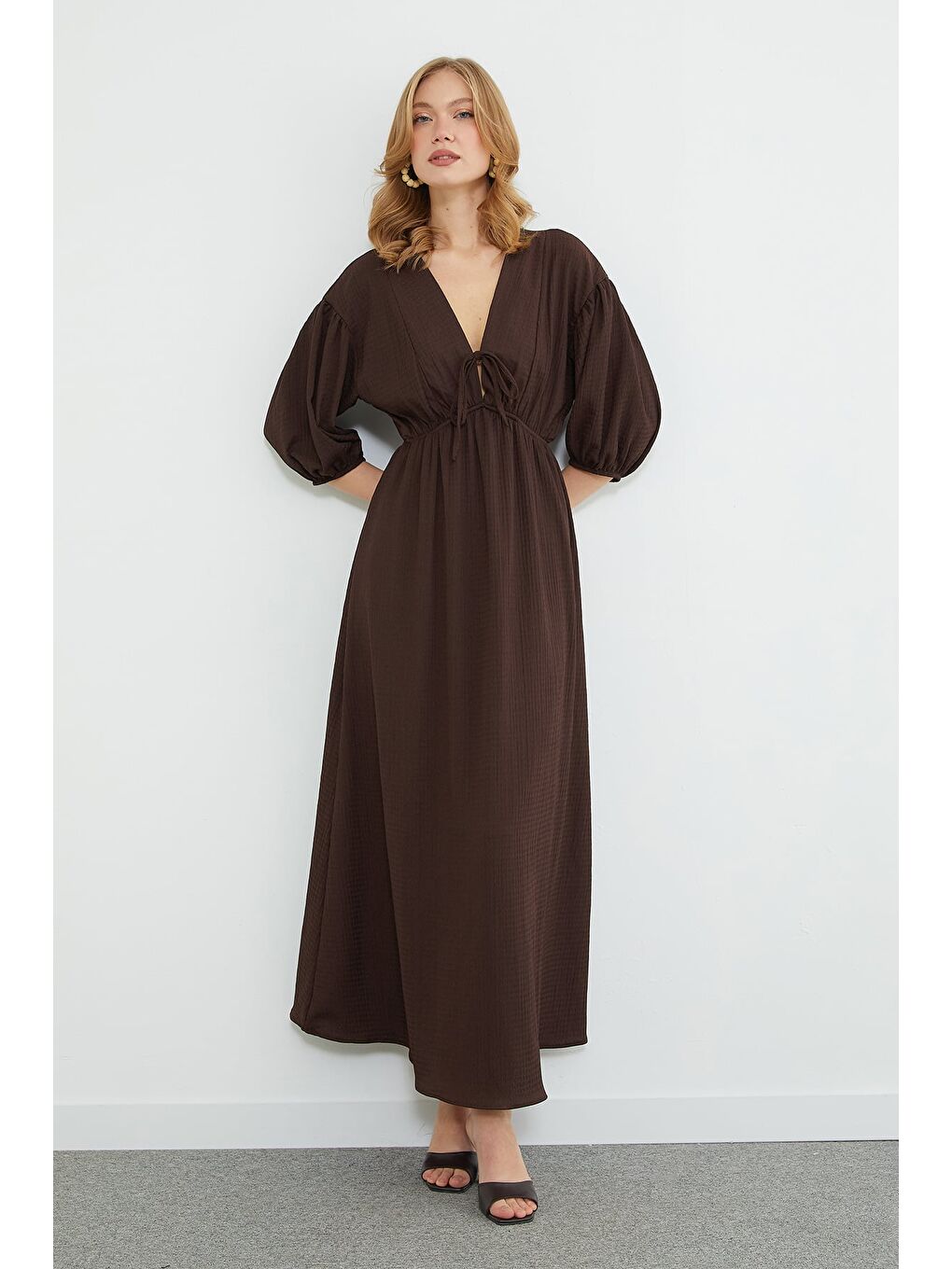 Kahverengi Önü Bağlamalı Beli Lastikli Maxi Boy Elbise-3