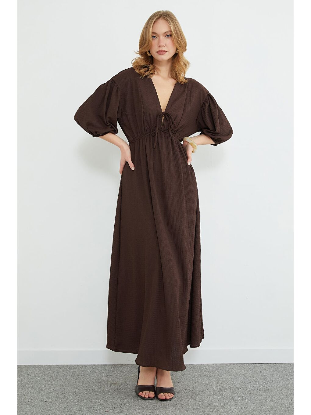 Kahverengi Önü Bağlamalı Beli Lastikli Maxi Boy Elbise-4