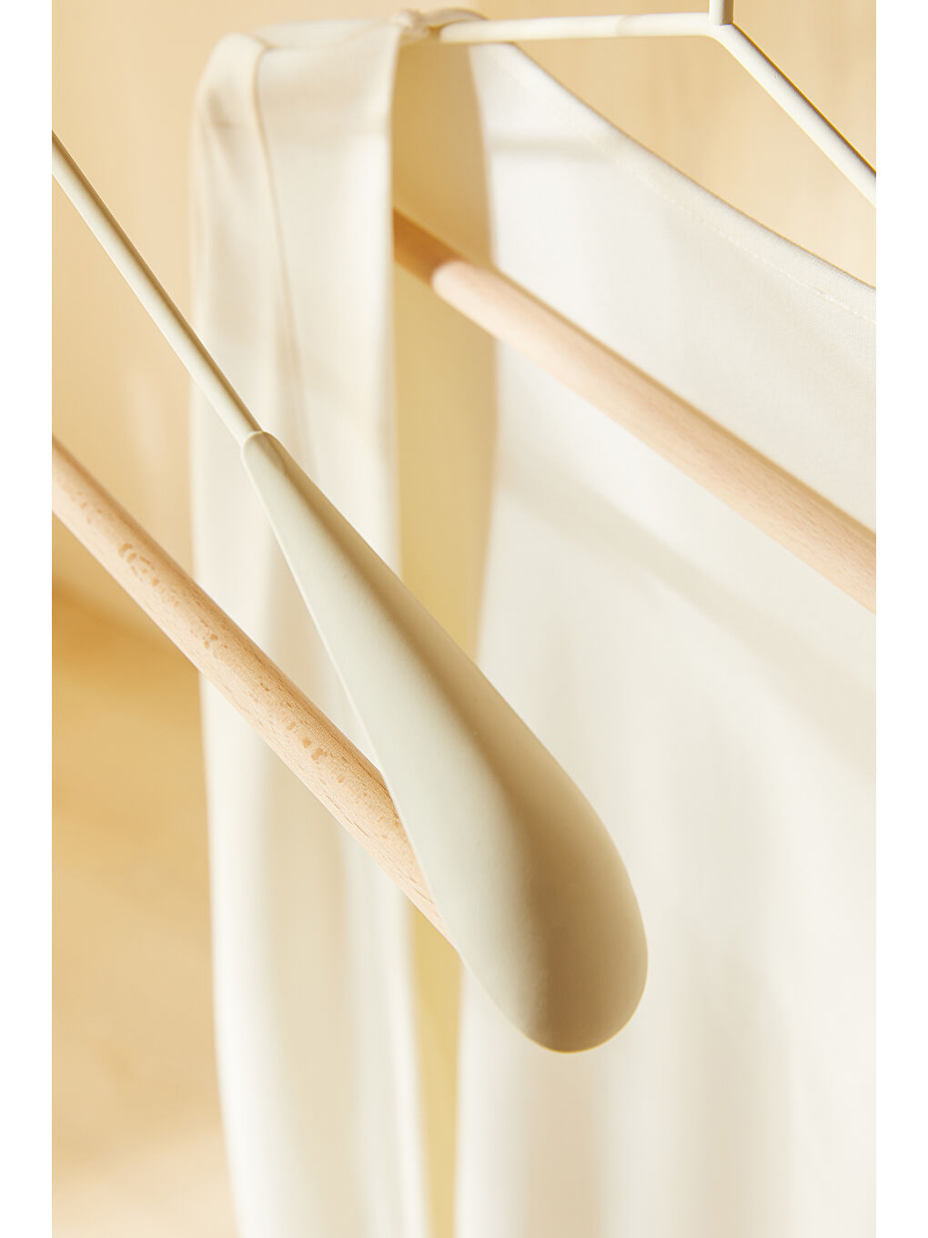 2'li Ahşap Destekli Omuz Formlu Mat Beyaz Renk Metal Giysi Askısı 21.5 x 42 x 0.5 cm-1