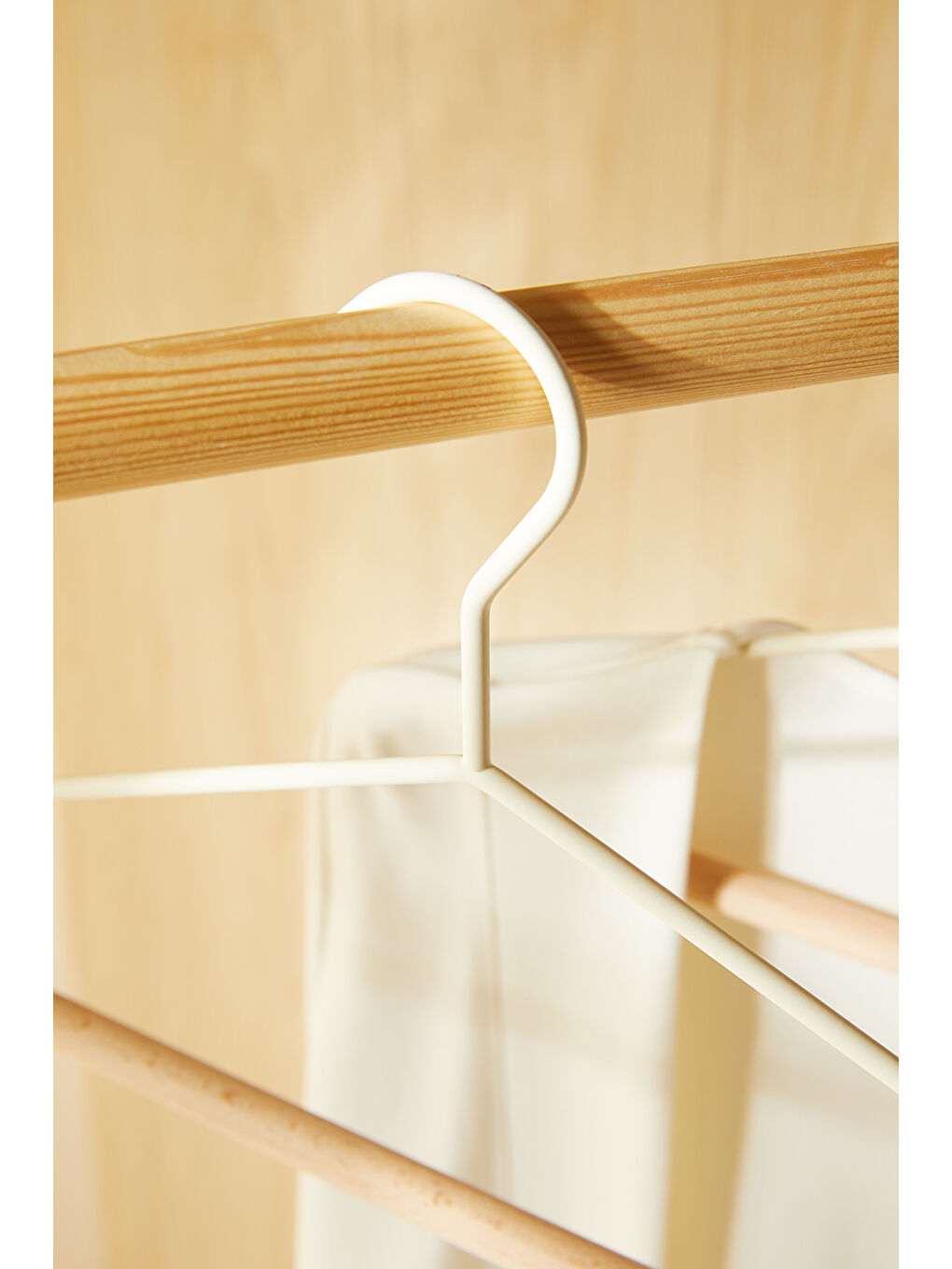 2'li Ahşap Destekli Omuz Formlu Mat Beyaz Renk Metal Giysi Askısı 21.5 x 42 x 0.5 cm-4