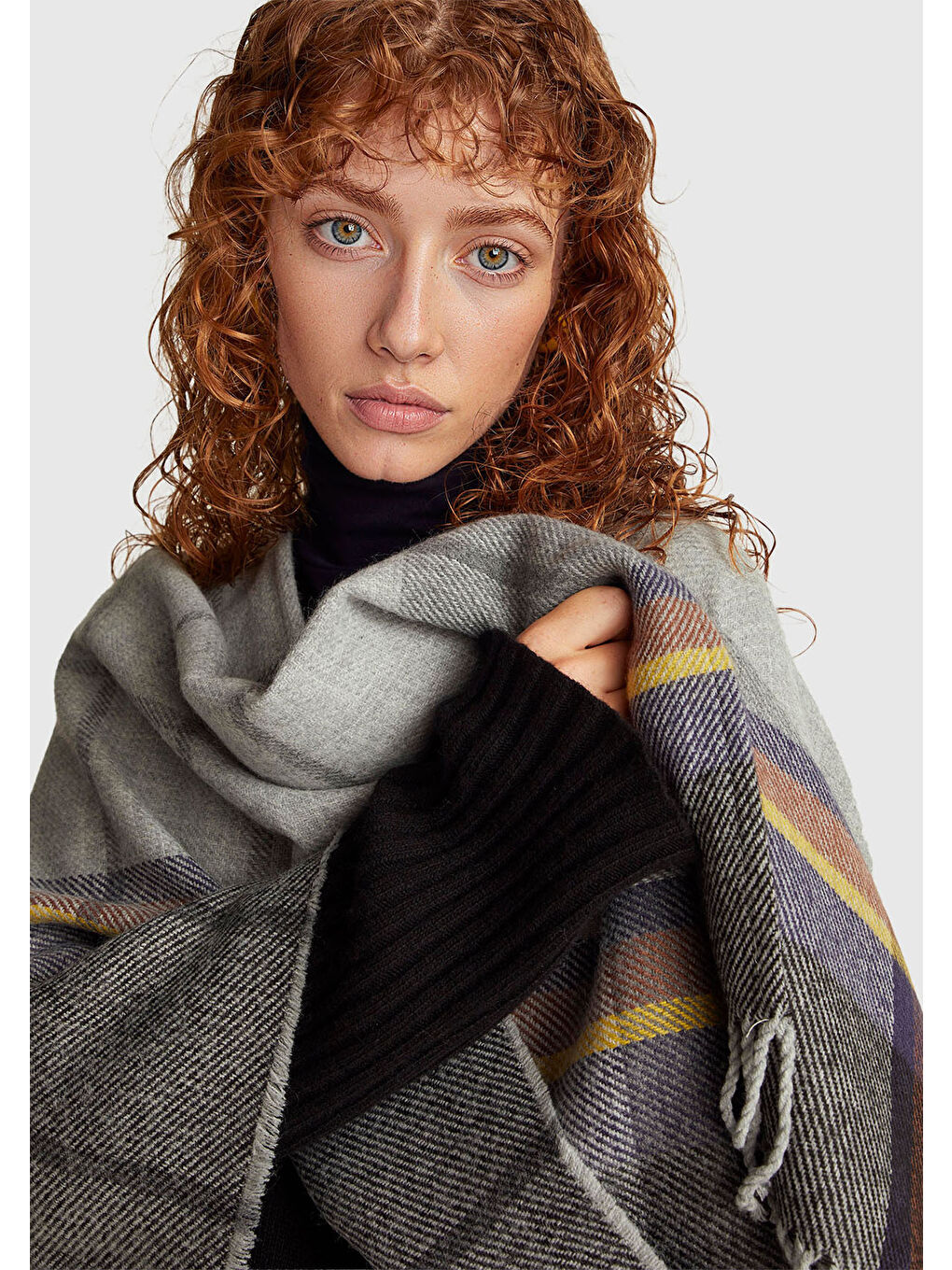 Kadın Antrasit Desenli Ekose Desenli Jakarlı Püskül Detaylı Panço-5