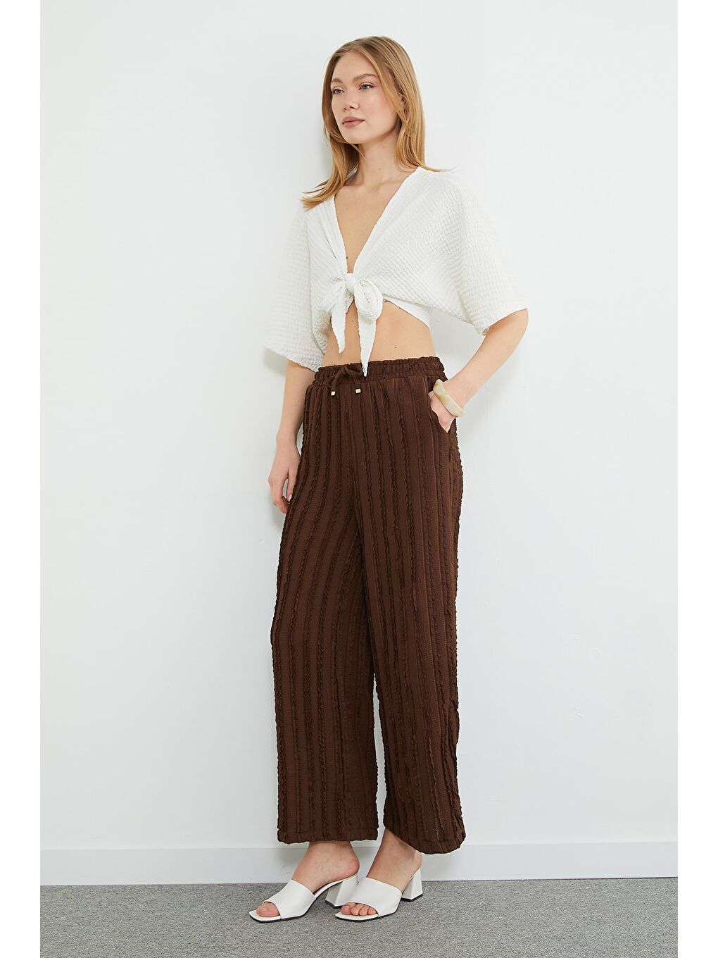 Kahverengi Beli Lastikli Krep Kumaş Cepli Pantolon-3