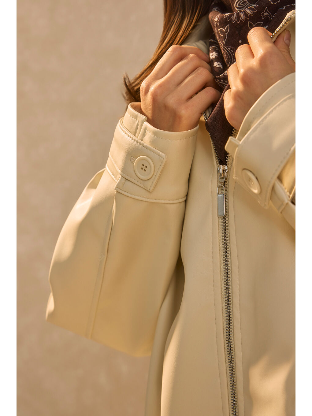 Beyaz Pile Detaylı Deri Ceket Kemik-4