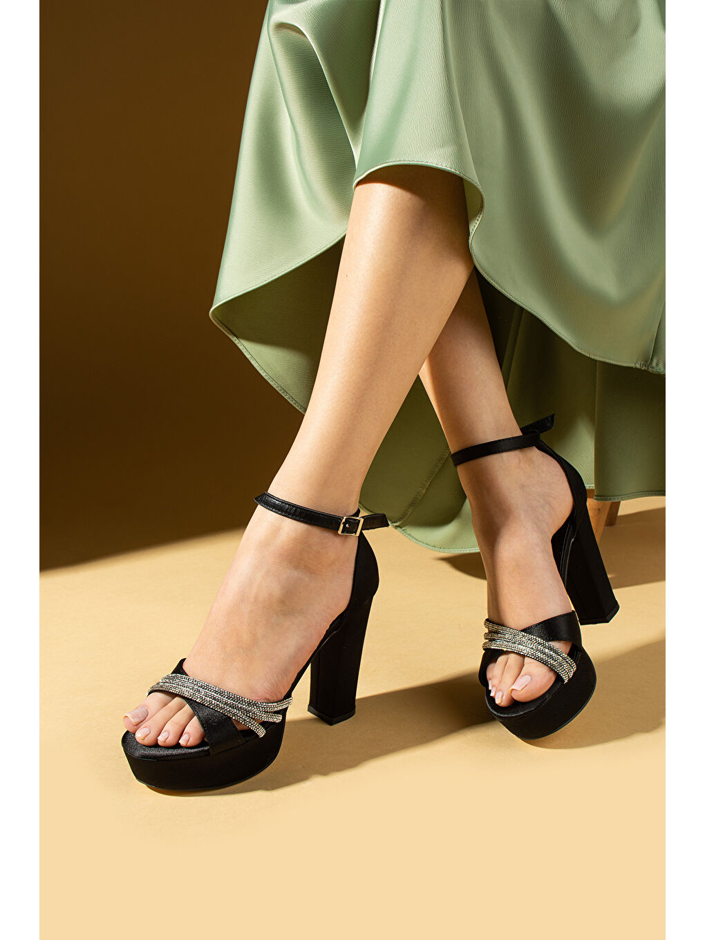 Siyah Çapraz Bant Üzeri Parlak Taşlı Platform Topuklu Tokalı Kadın Ayakkabı 018-74-25Saten-1