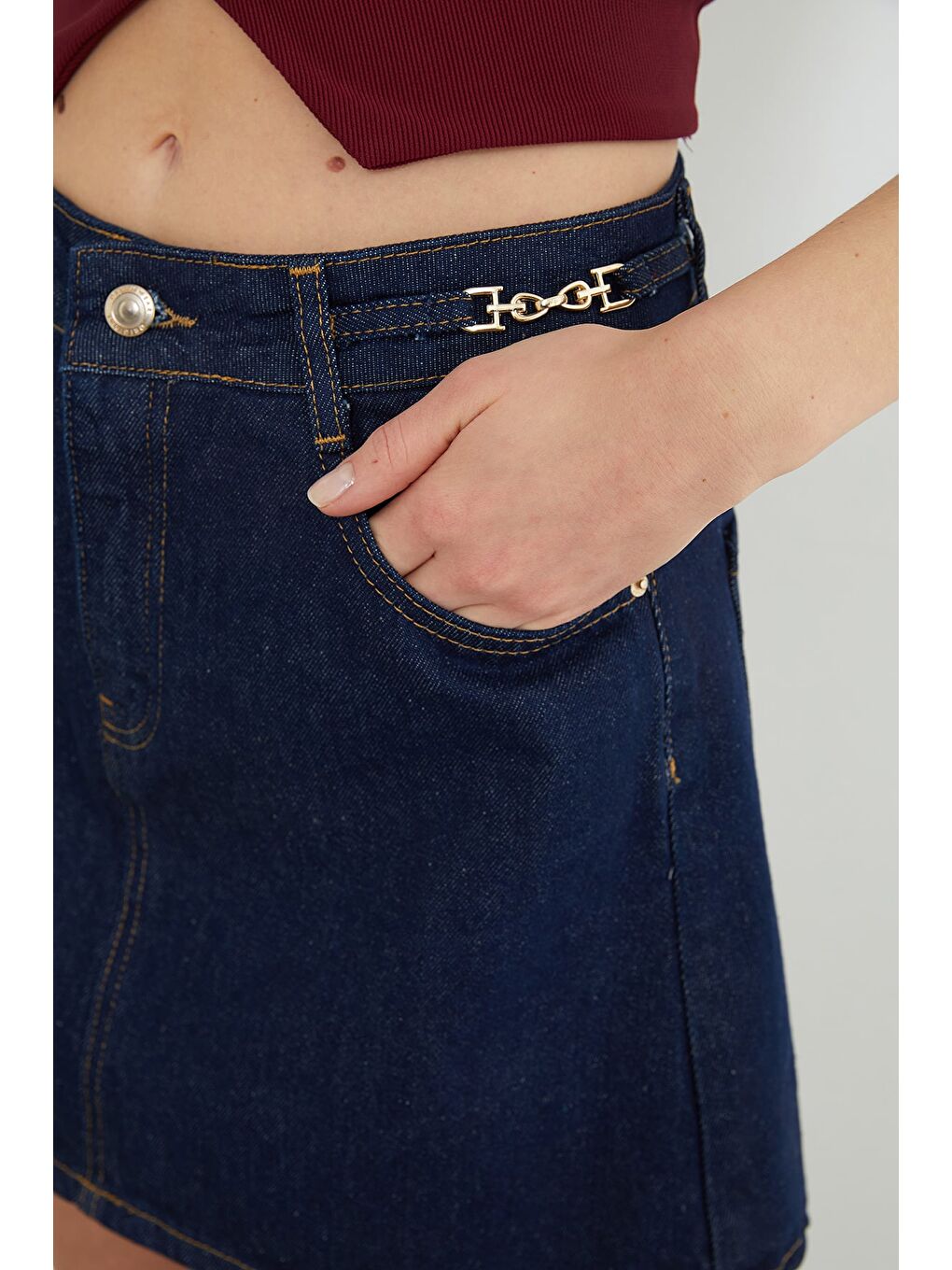 Lacivert Zincir Kemer Detaylı Mini Jean Etek-4