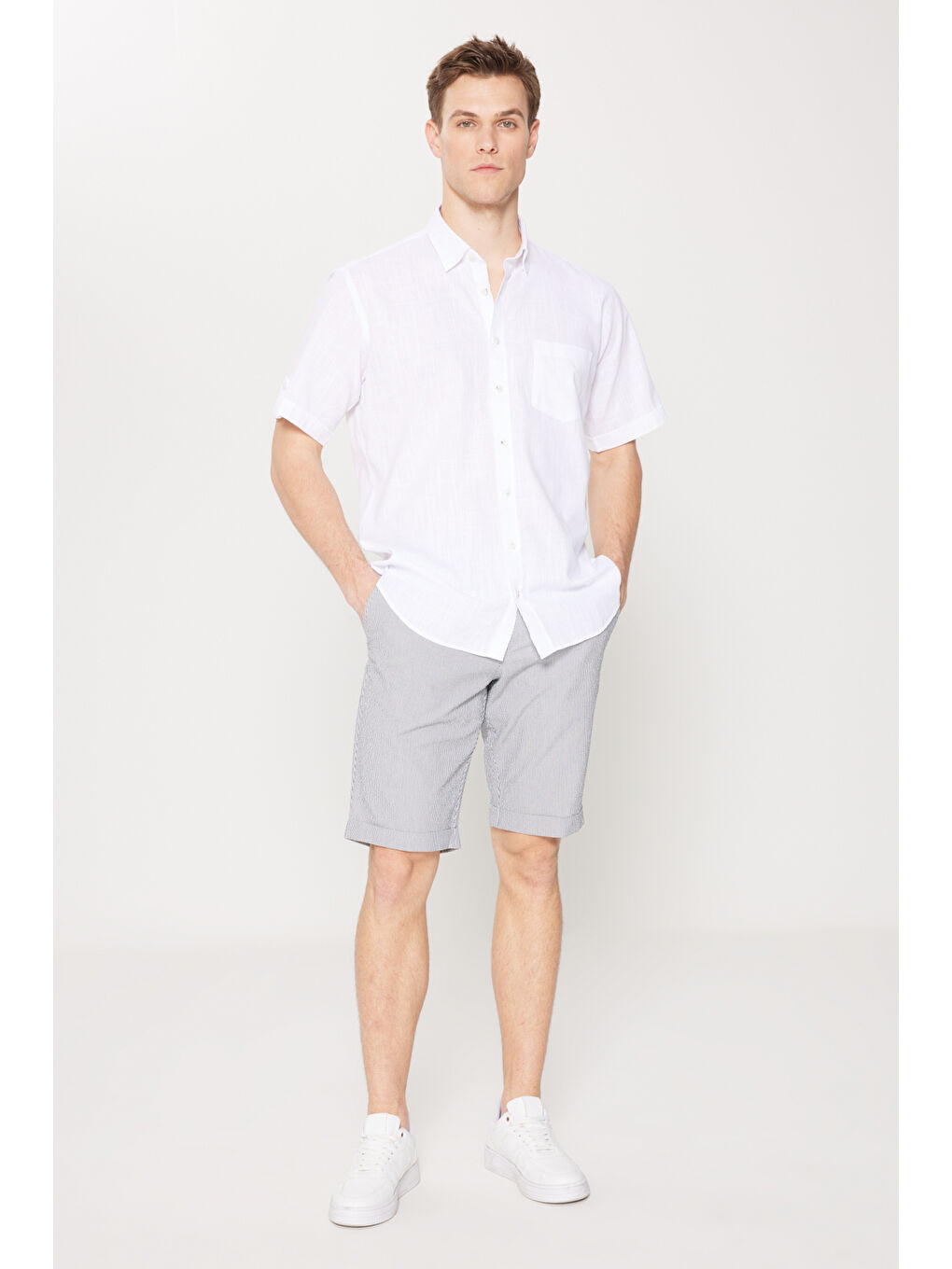 Erkek Lacivert-Beyaz Slim Fit Dar Kesim Pamuklu Beli Bağlamalı Yan Cepli Desenli Şort