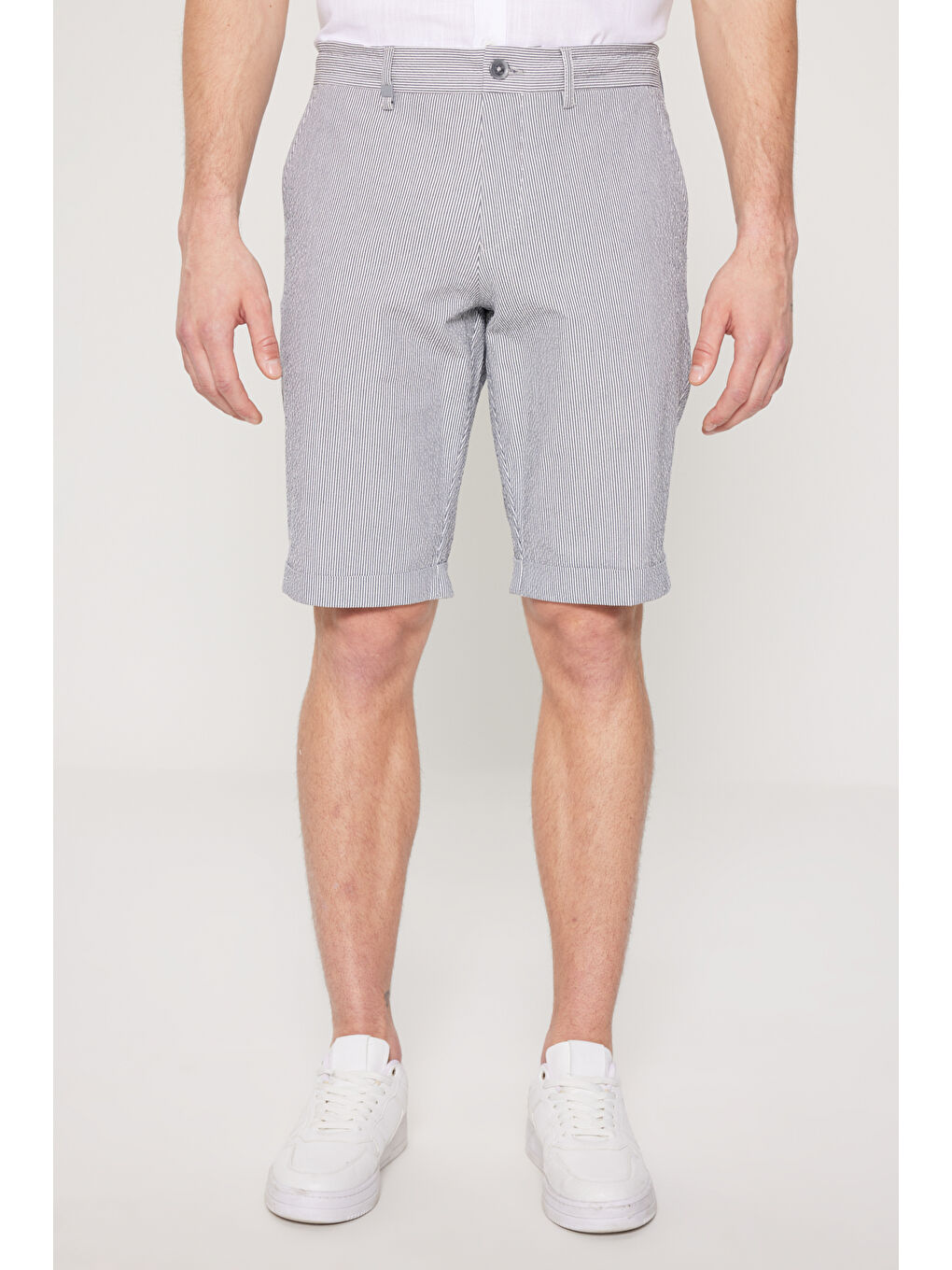 Erkek Lacivert-Beyaz Slim Fit Dar Kesim Pamuklu Beli Bağlamalı Yan Cepli Desenli Şort-1