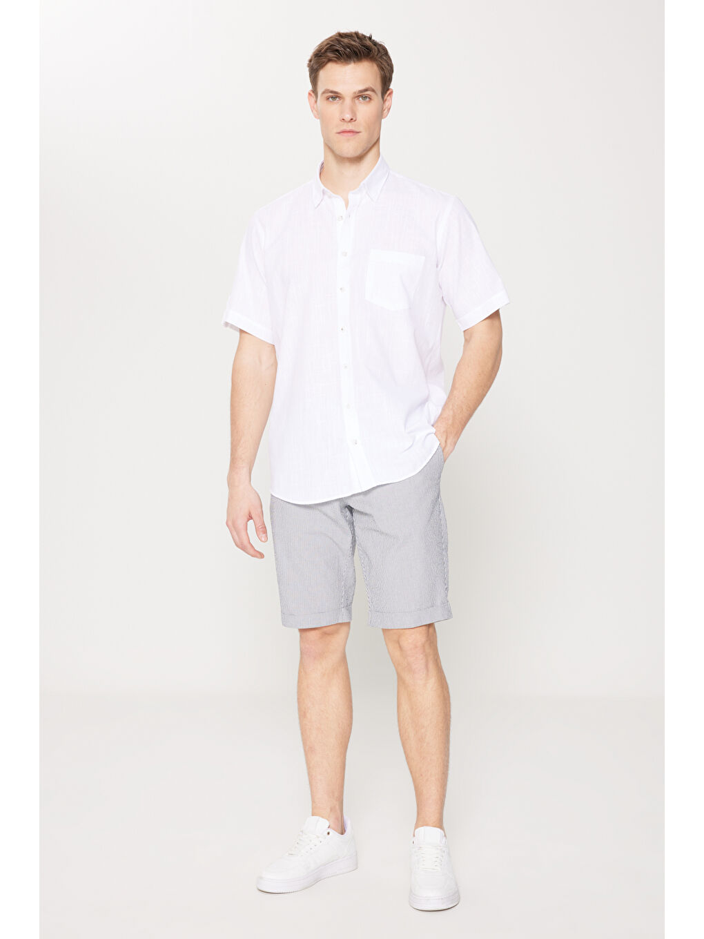 Erkek Lacivert-Beyaz Slim Fit Dar Kesim Pamuklu Beli Bağlamalı Yan Cepli Desenli Şort-2