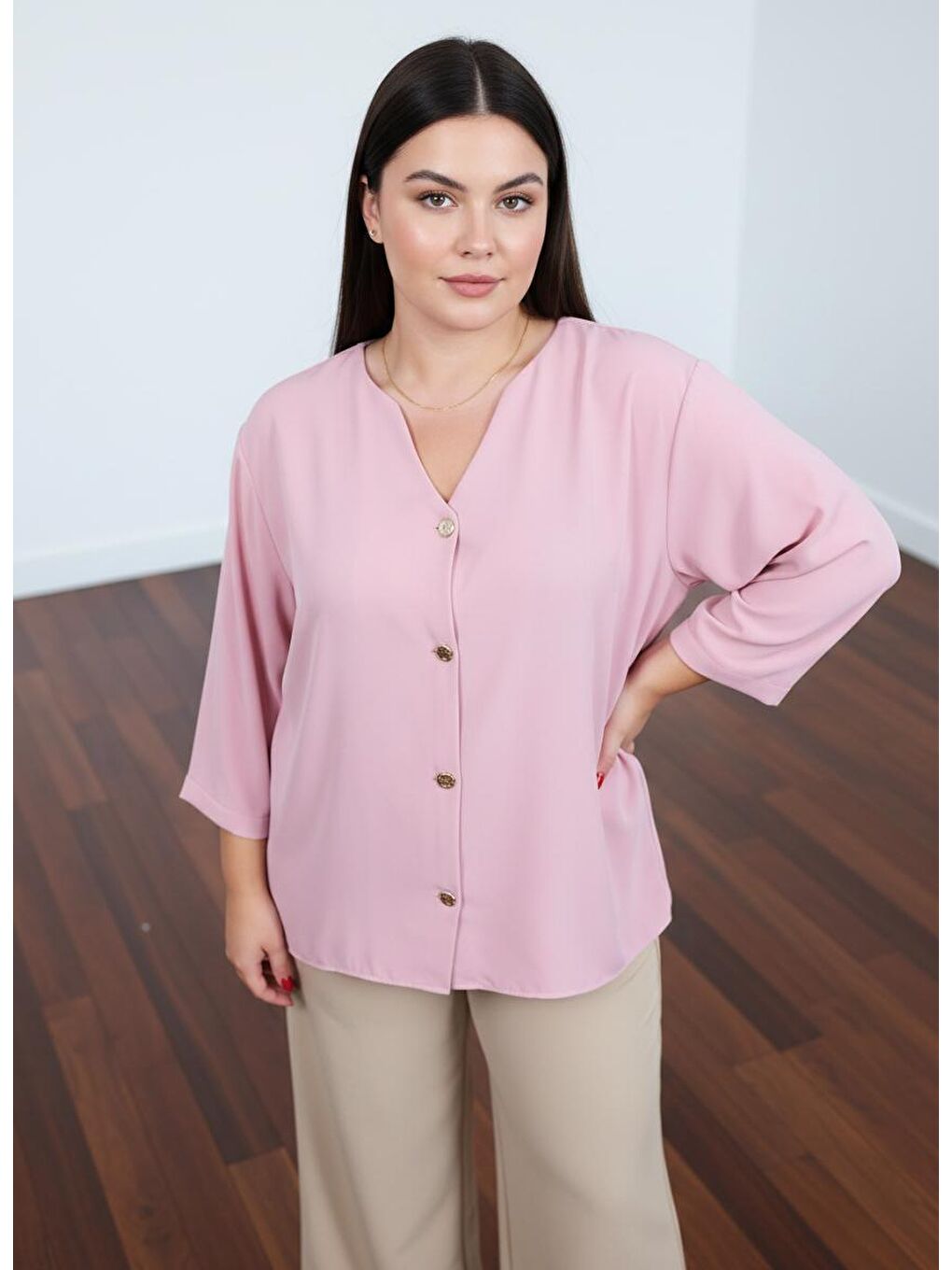 Pembe Büyük Beden Gold Düğmeli V Yaka Kadın Gömleği