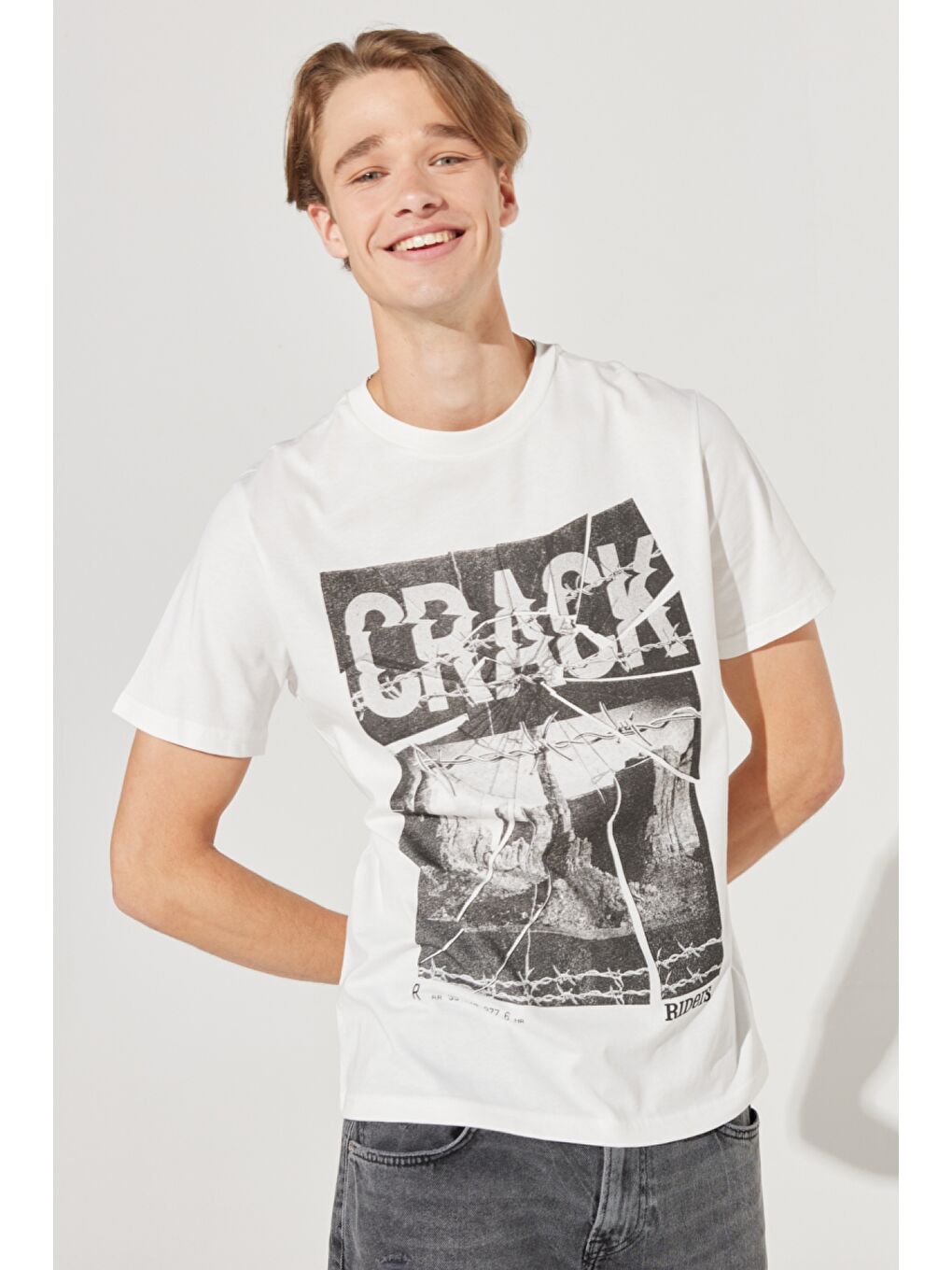 Loose Fit Rahat Kesim %100 Pamuk Bisiklet Yaka Beyaz Tişört-1