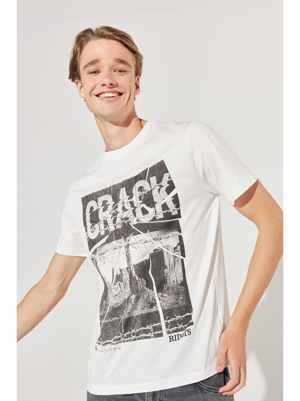 Loose Fit Rahat Kesim %100 Pamuk Bisiklet Yaka Beyaz Tişört-2