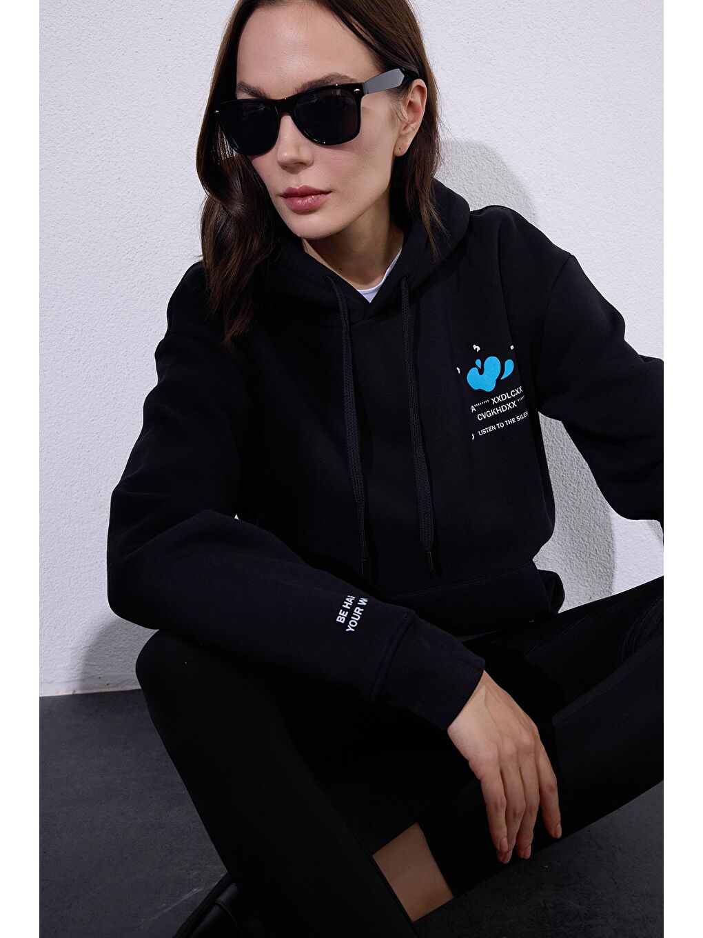 Kadın Oversize Geniş Kesim Pamuklu Yumuşak Dokulu İçi Polarlı Baskılı Siyah Kapüşonlu Sweatshirt-3