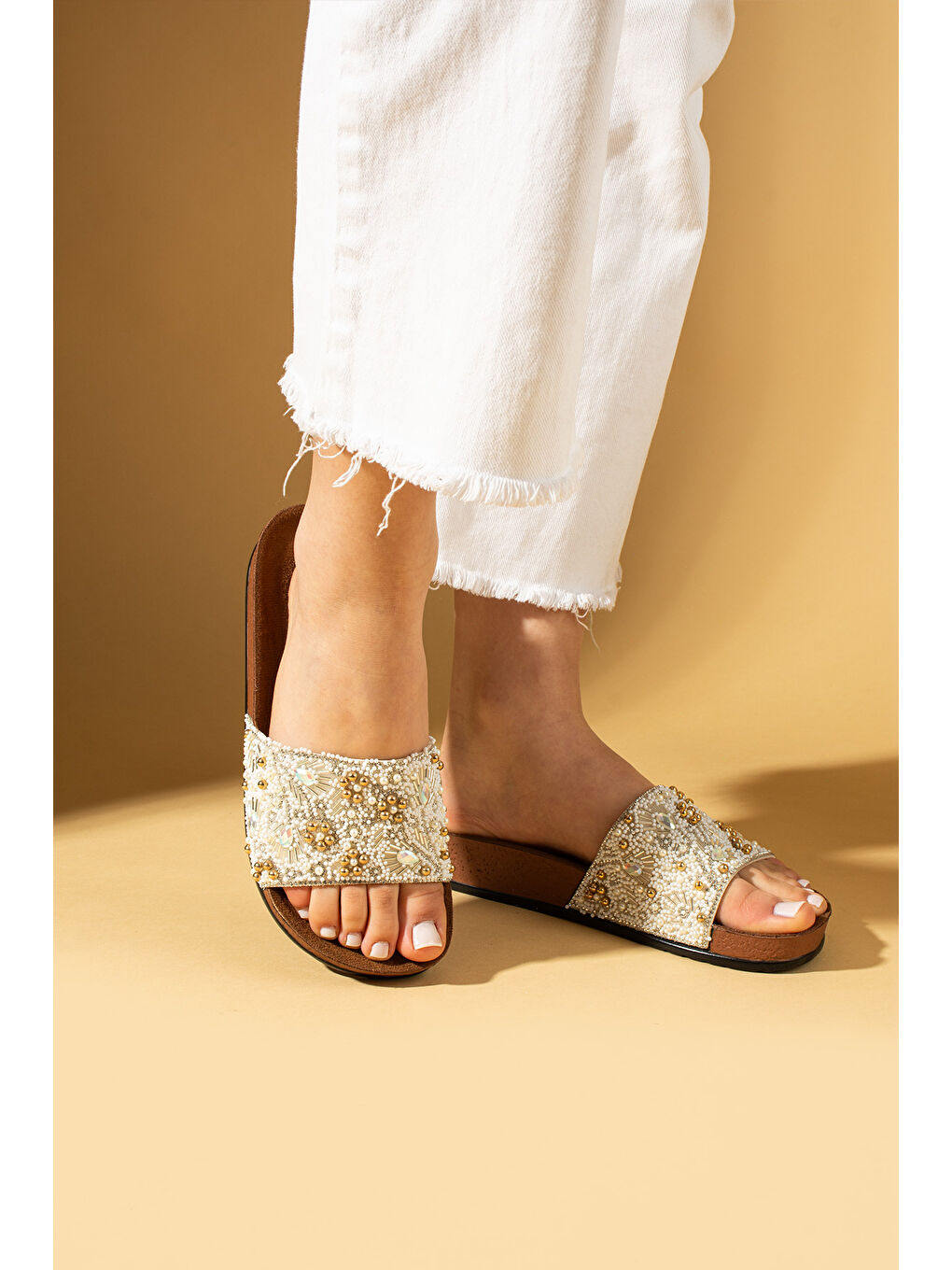 Beyaz Parmi Taşlı Anatomik Taban Kadın Terlik 001-006-25-1