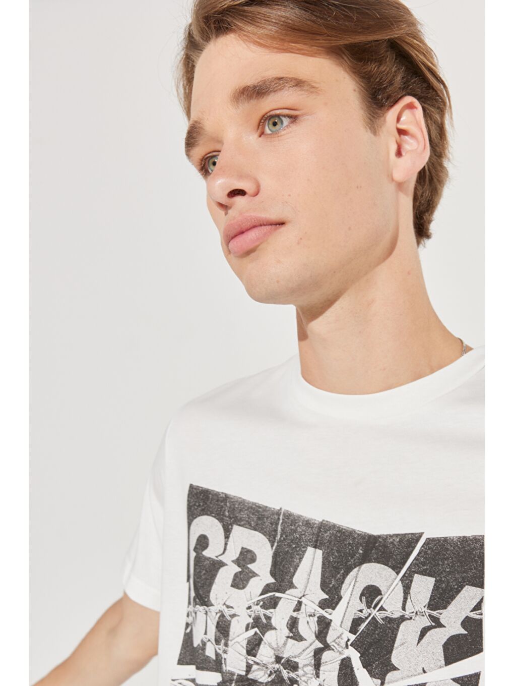 Loose Fit Rahat Kesim %100 Pamuk Bisiklet Yaka Beyaz Tişört-4