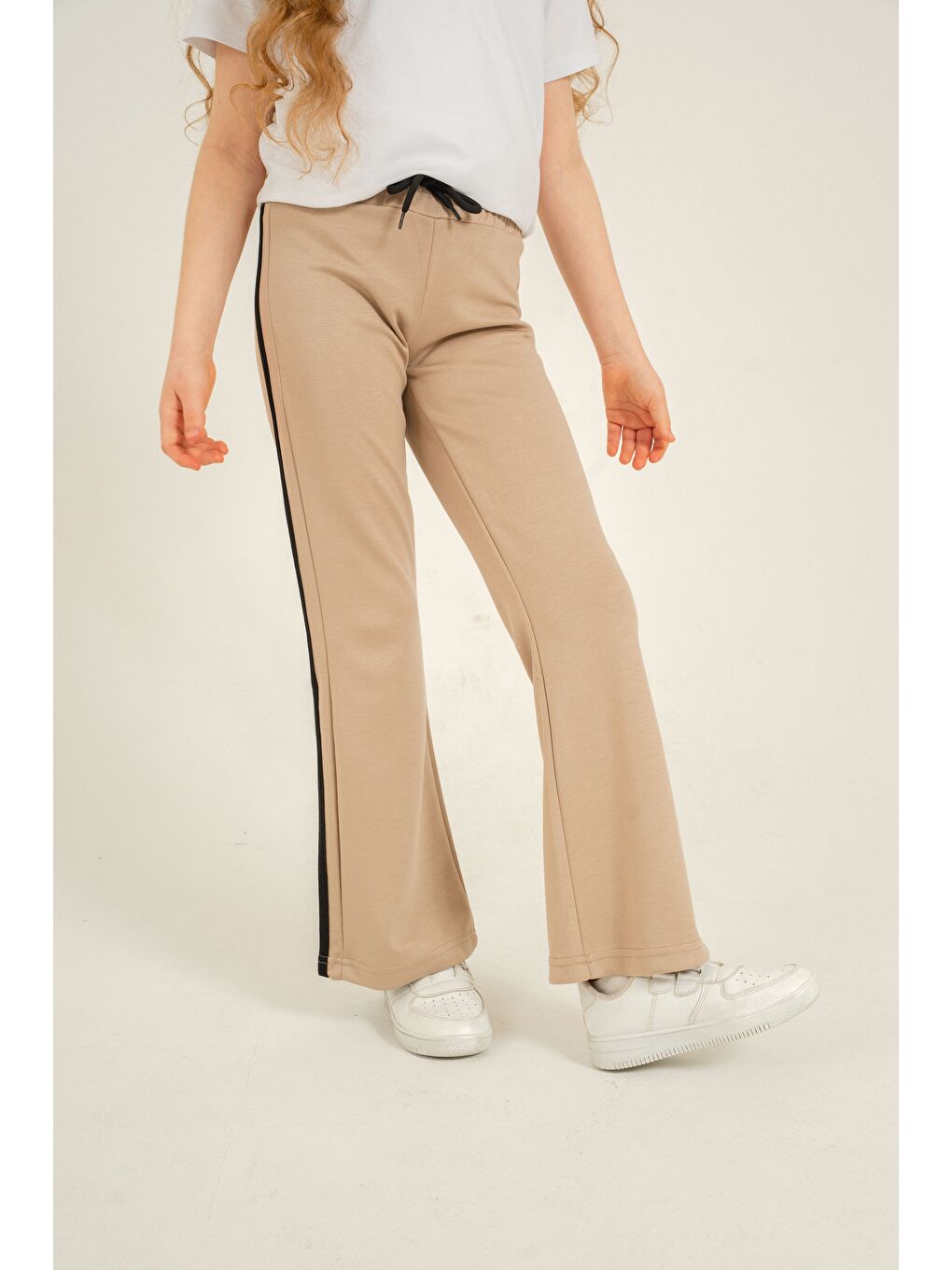 Bej Geniş Paçalı Yanlar Biye Şeritli Yumuşak Dokulu - Comfort Kumaş Kız Çocuk Eşofman Altı-1