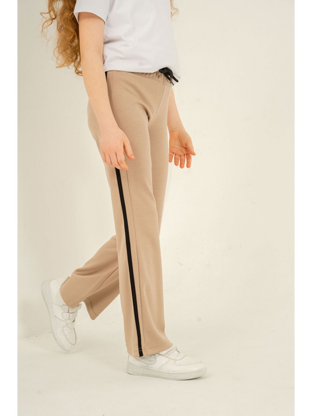 Bej Geniş Paçalı Yanlar Biye Şeritli Yumuşak Dokulu - Comfort Kumaş Kız Çocuk Eşofman Altı-2