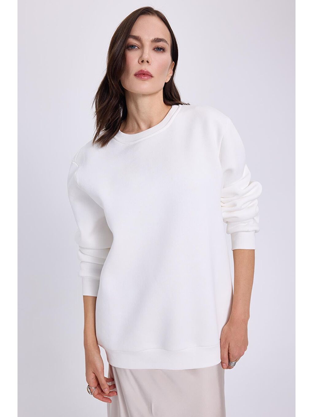 Kadın Oversize Geniş Kesim Pamuklu 3 İplik İçi Polarlı Basic Beyaz Bisiklet Yaka Sweatshirt