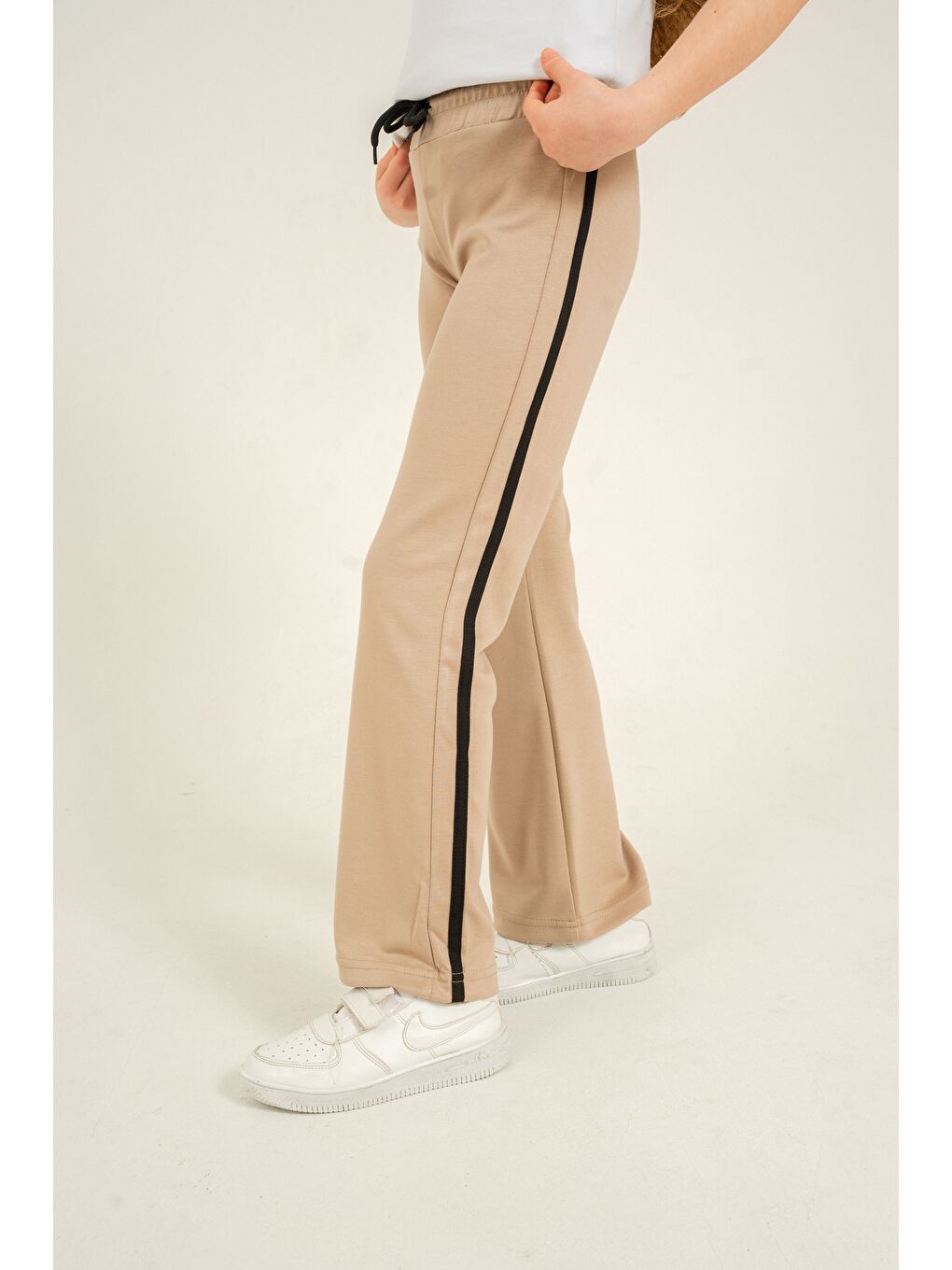 Bej Geniş Paçalı Yanlar Biye Şeritli Yumuşak Dokulu - Comfort Kumaş Kız Çocuk Eşofman Altı-3