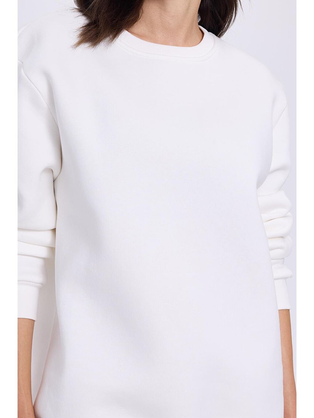 Kadın Oversize Geniş Kesim Pamuklu 3 İplik İçi Polarlı Basic Beyaz Bisiklet Yaka Sweatshirt-2