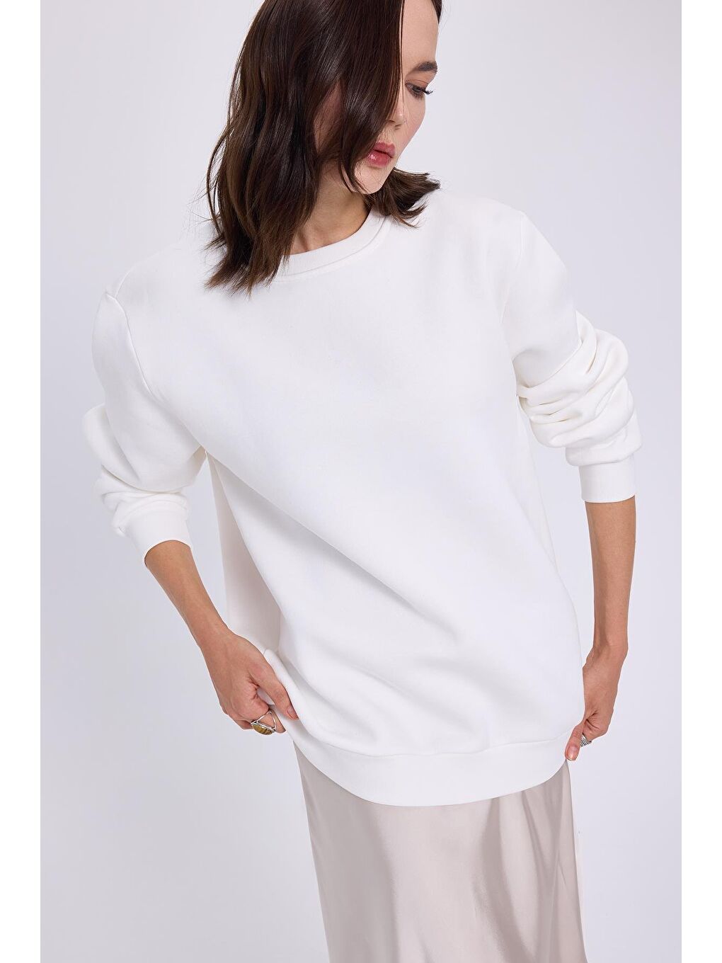 Kadın Oversize Geniş Kesim Pamuklu 3 İplik İçi Polarlı Basic Beyaz Bisiklet Yaka Sweatshirt-4