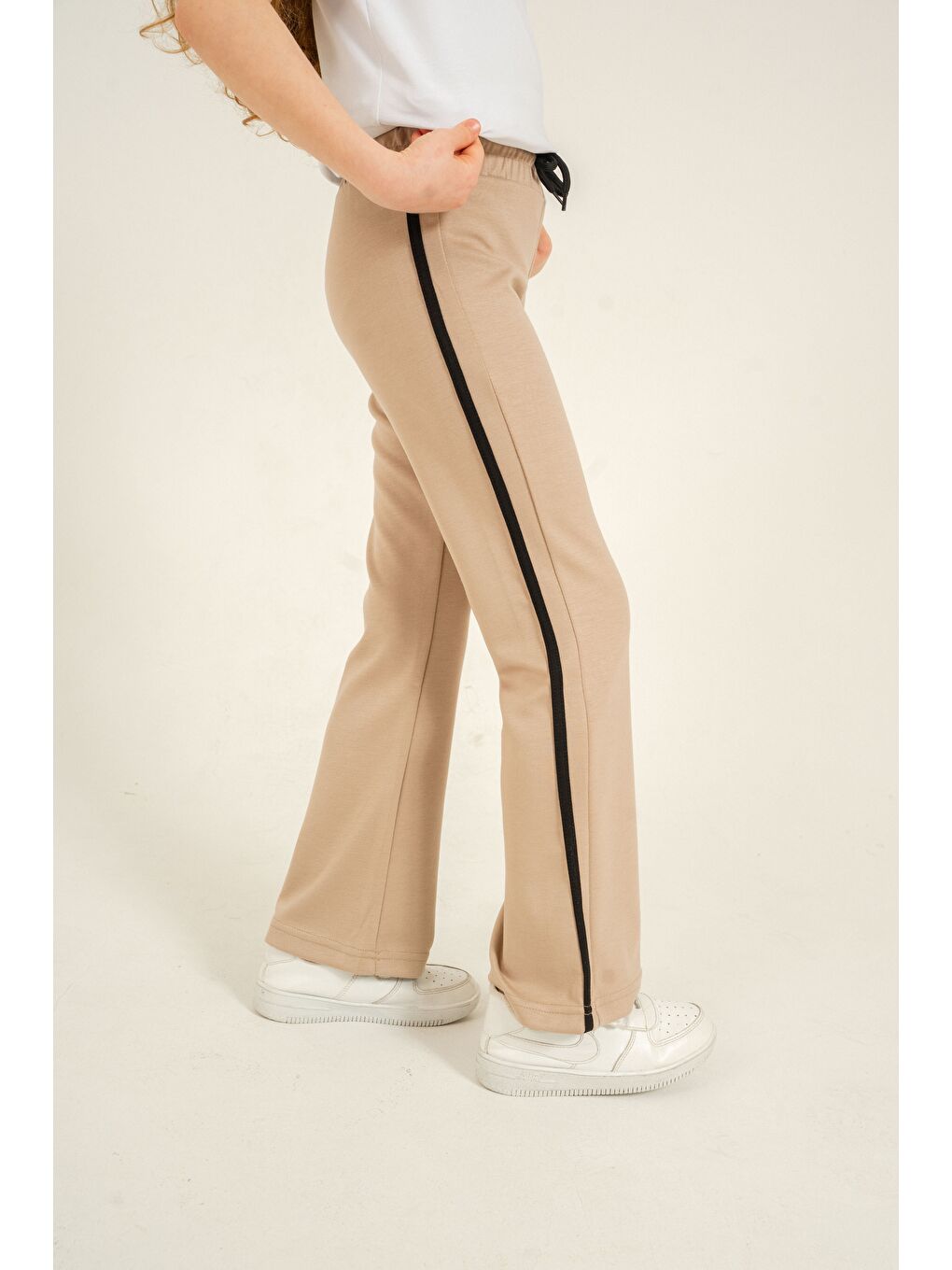 Bej Geniş Paçalı Yanlar Biye Şeritli Yumuşak Dokulu - Comfort Kumaş Kız Çocuk Eşofman Altı-4