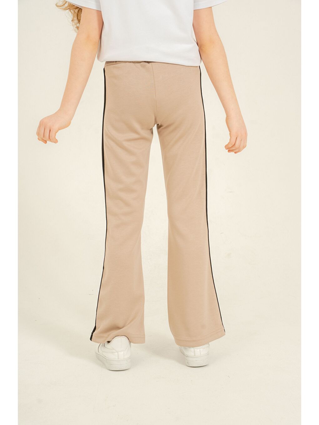 Bej Geniş Paçalı Yanlar Biye Şeritli Yumuşak Dokulu - Comfort Kumaş Kız Çocuk Eşofman Altı-5