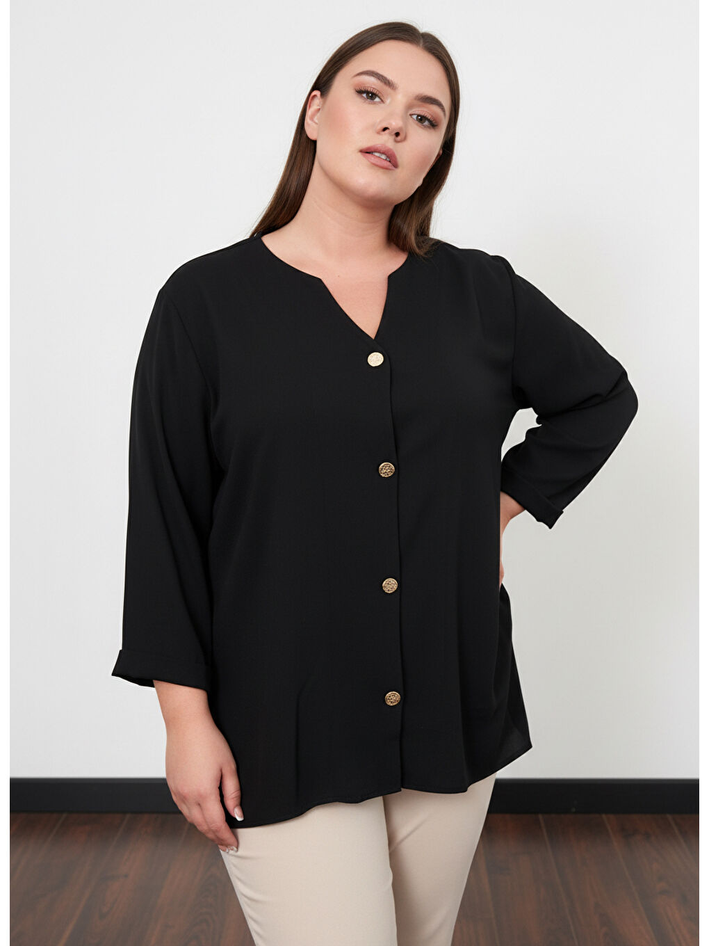 Siyah Büyük Beden Gold Düğmeli V Yaka Kadın Gömleği