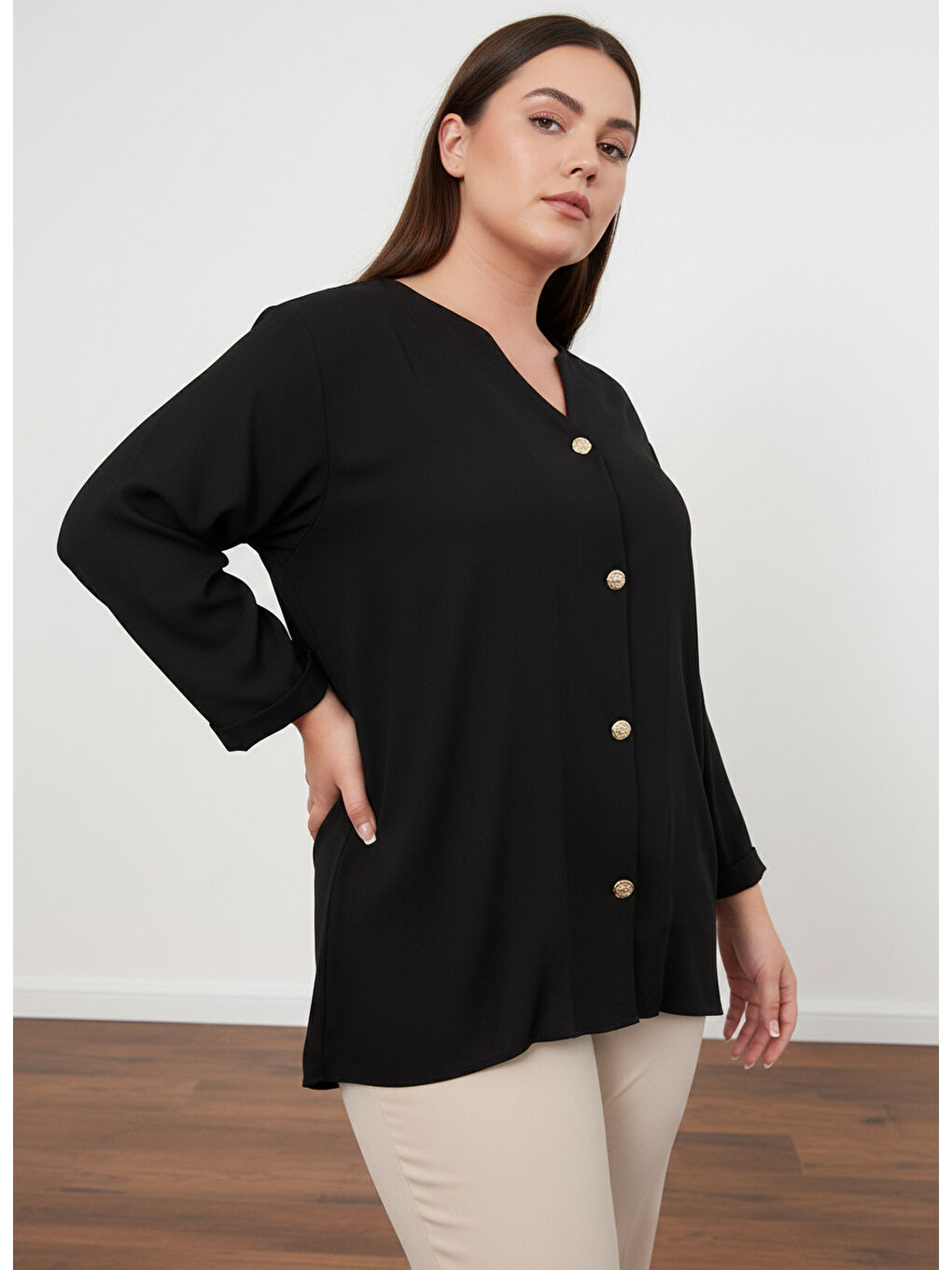 Siyah Büyük Beden Gold Düğmeli V Yaka Kadın Gömleği-3