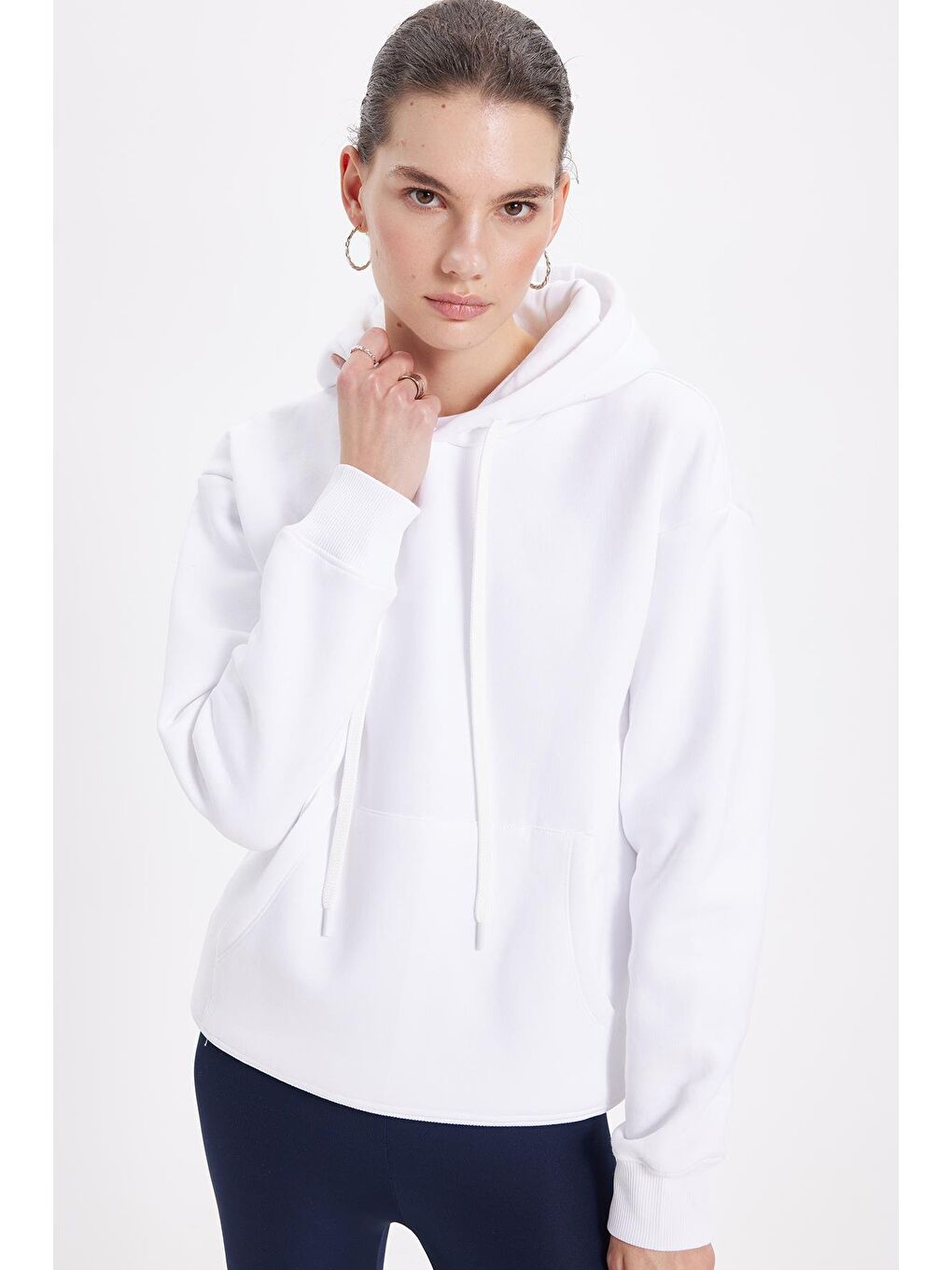 Kadın Oversize Geniş Kesim Pamuklu Yumuşak Dokulu İçi Polarlı Basic Beyaz Kapüşonlu Sweatshirt-1