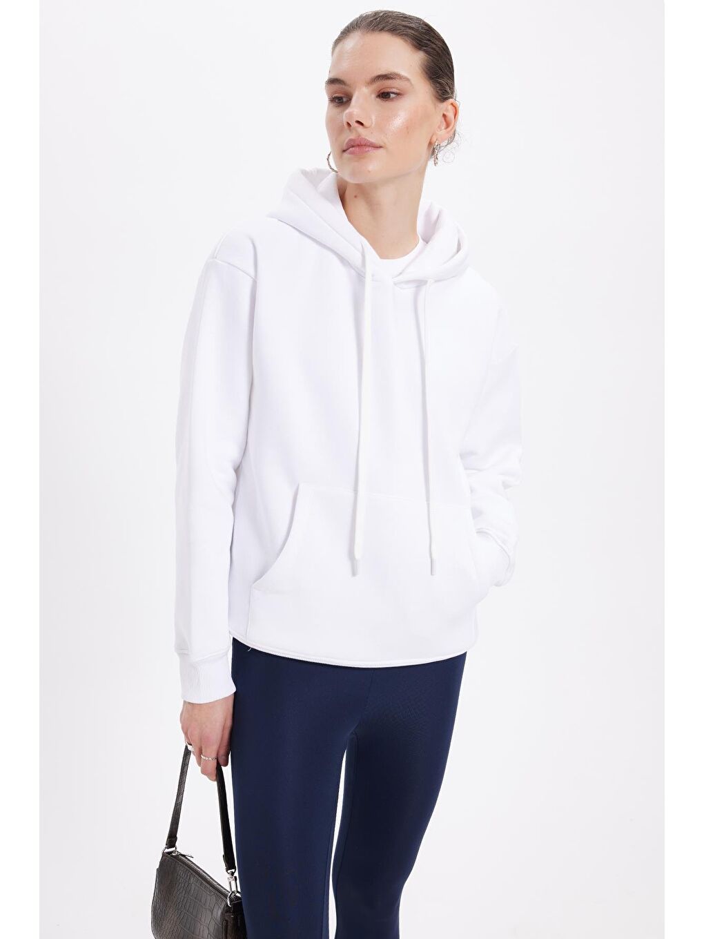 Kadın Oversize Geniş Kesim Pamuklu Yumuşak Dokulu İçi Polarlı Basic Beyaz Kapüşonlu Sweatshirt-4