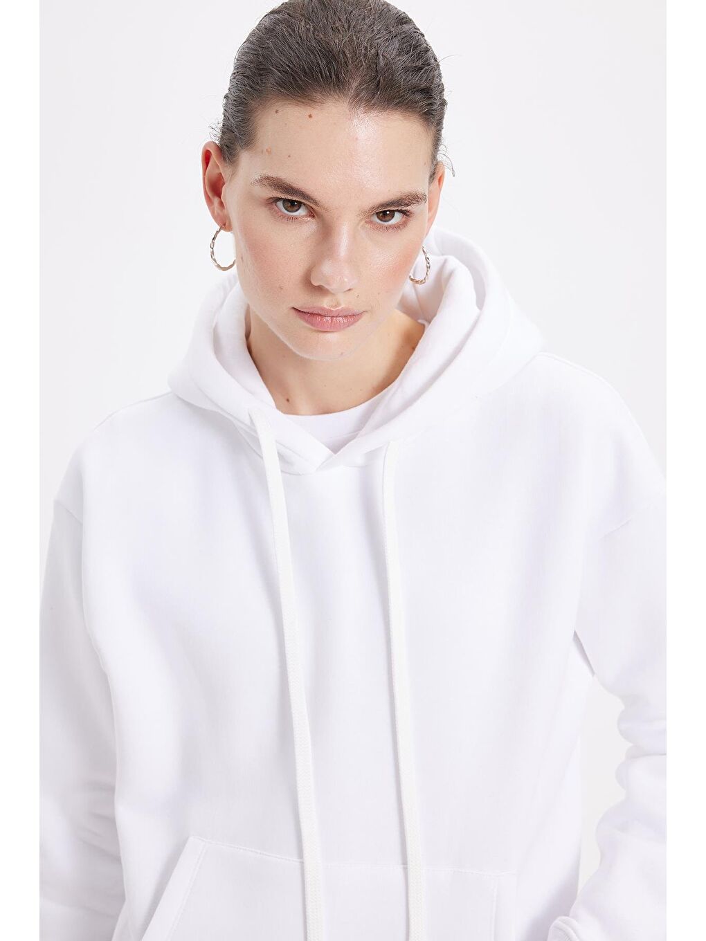 Kadın Oversize Geniş Kesim Pamuklu Yumuşak Dokulu İçi Polarlı Basic Beyaz Kapüşonlu Sweatshirt-5