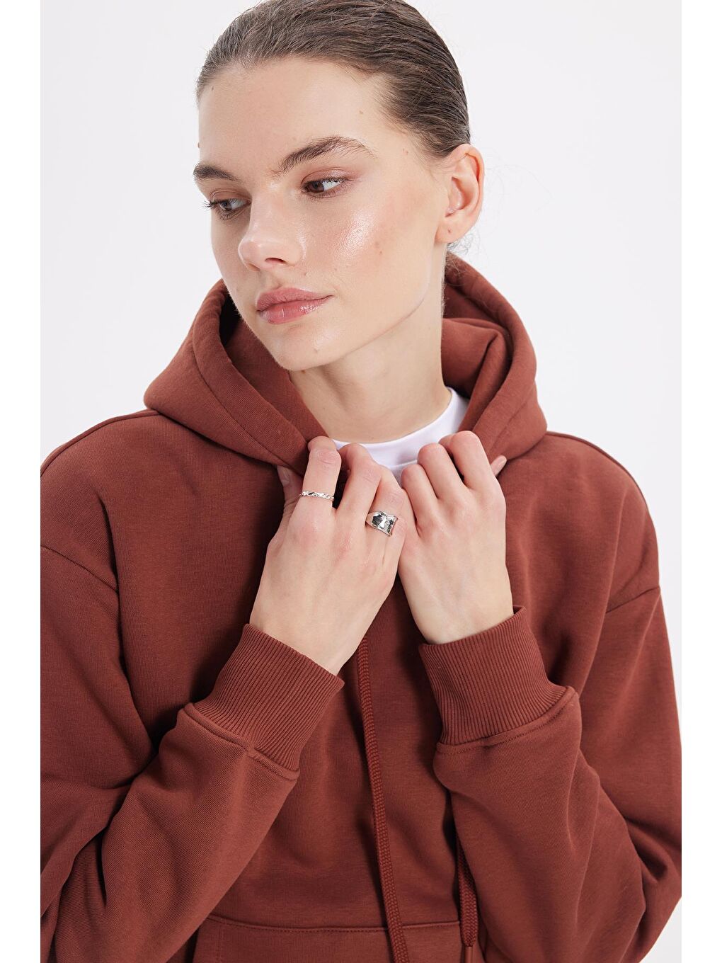 Kadın Oversize Geniş Kesim Pamuklu Yumuşak Dokulu İçi Polarlı Basic Kahverengi Kapüşonlu Sweatshirt-1