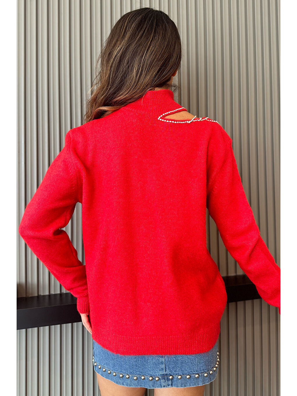 Kırmızı Kadın Balıkçı Yaka Boyun Dekolteli Aksesuar Detaylı Salaş Triko Bluz-5