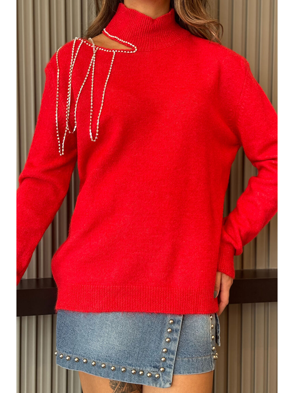 Kırmızı Kadın Balıkçı Yaka Boyun Dekolteli Aksesuar Detaylı Salaş Triko Bluz-7