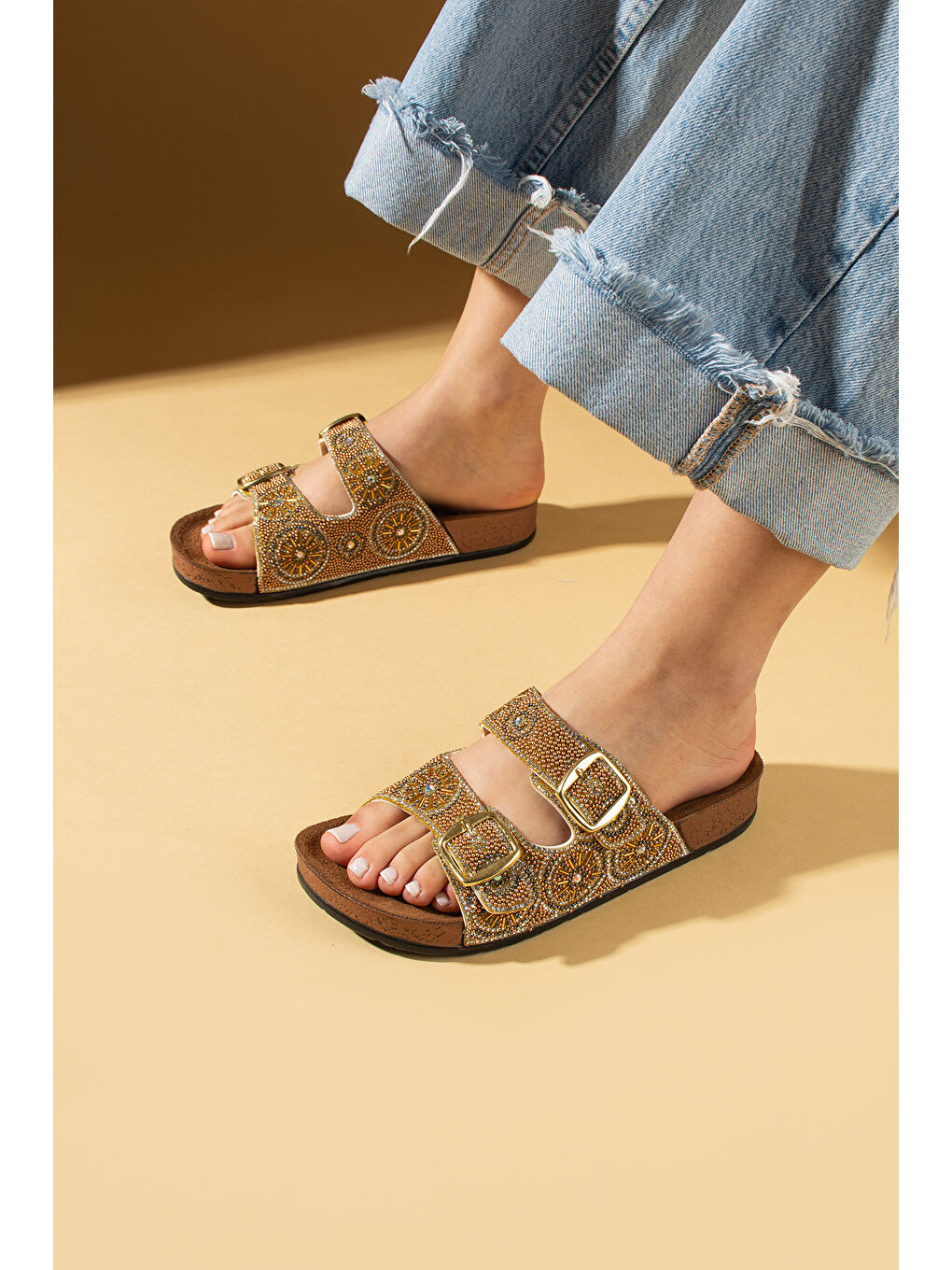 Turuncu İşlemeli Ayarlanabilir Çift Tokalı Rahat Taban Kadın Terlik 001-002-25